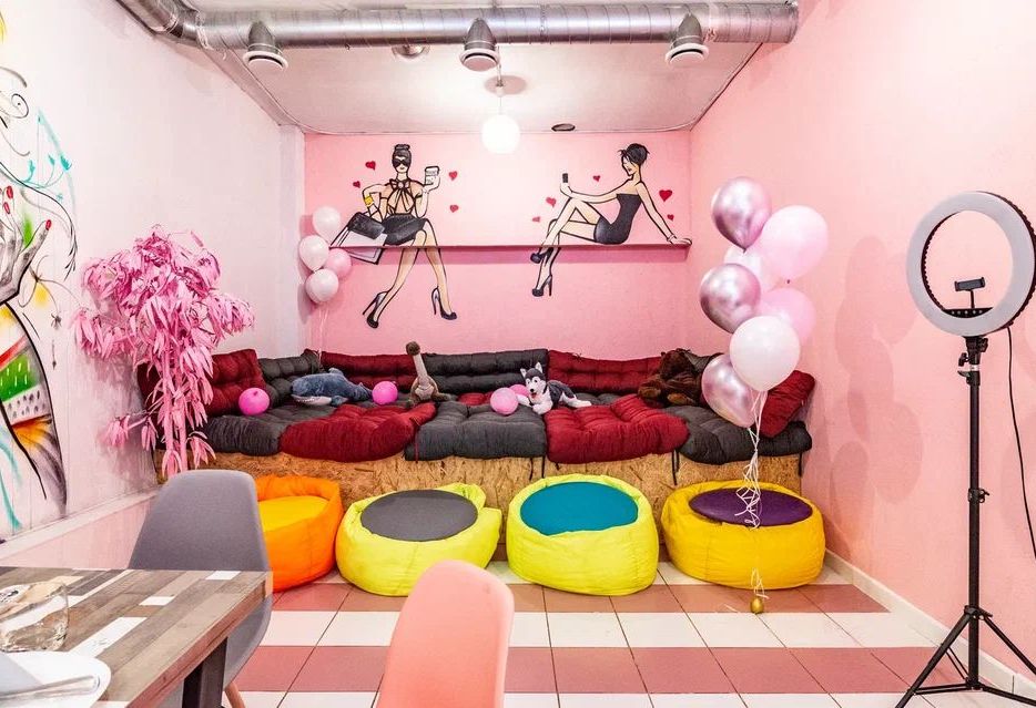 Зал для девичника с проектором и светомузыкой