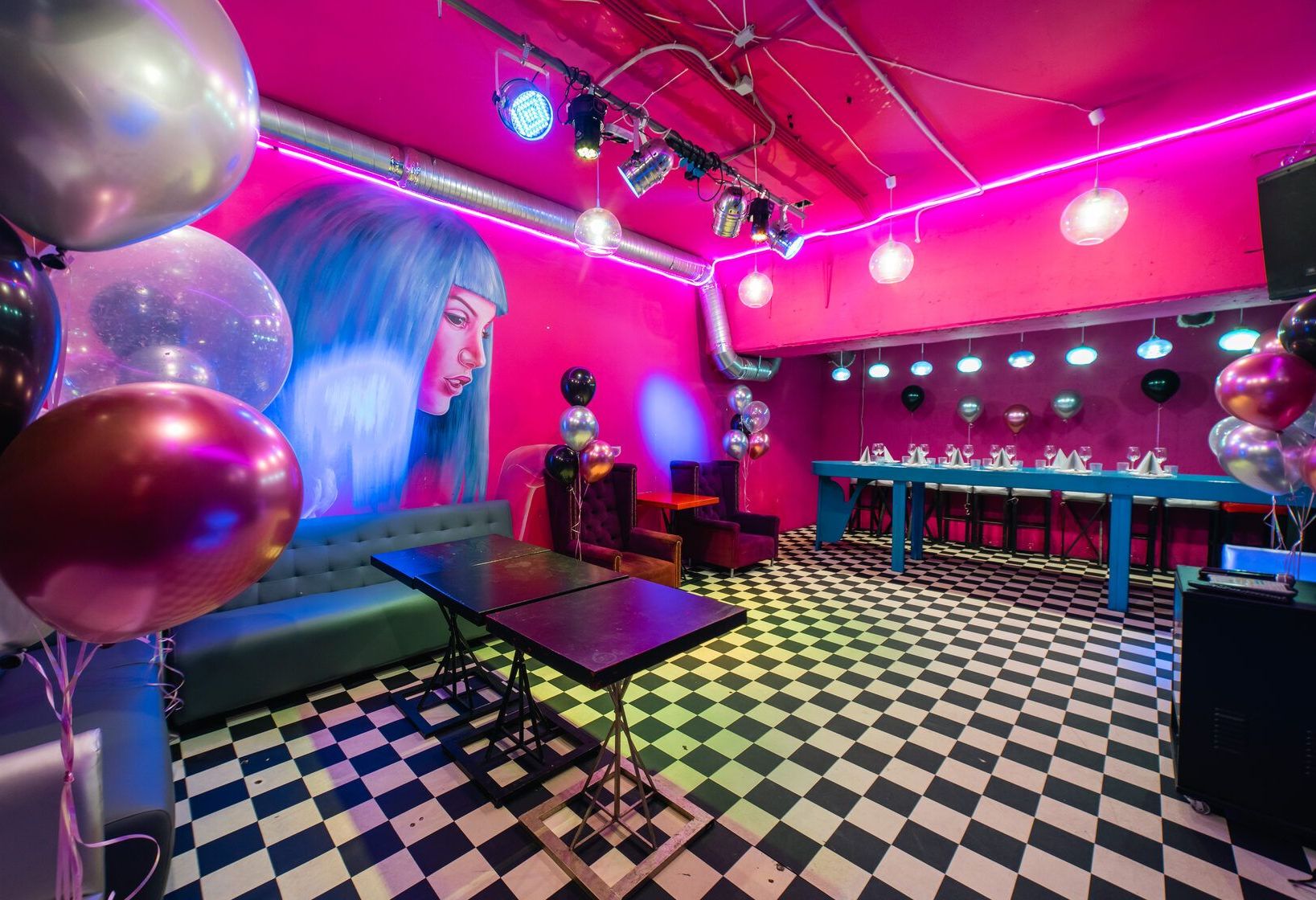 Лаунж зона киберпанкового лофта на Бауманской