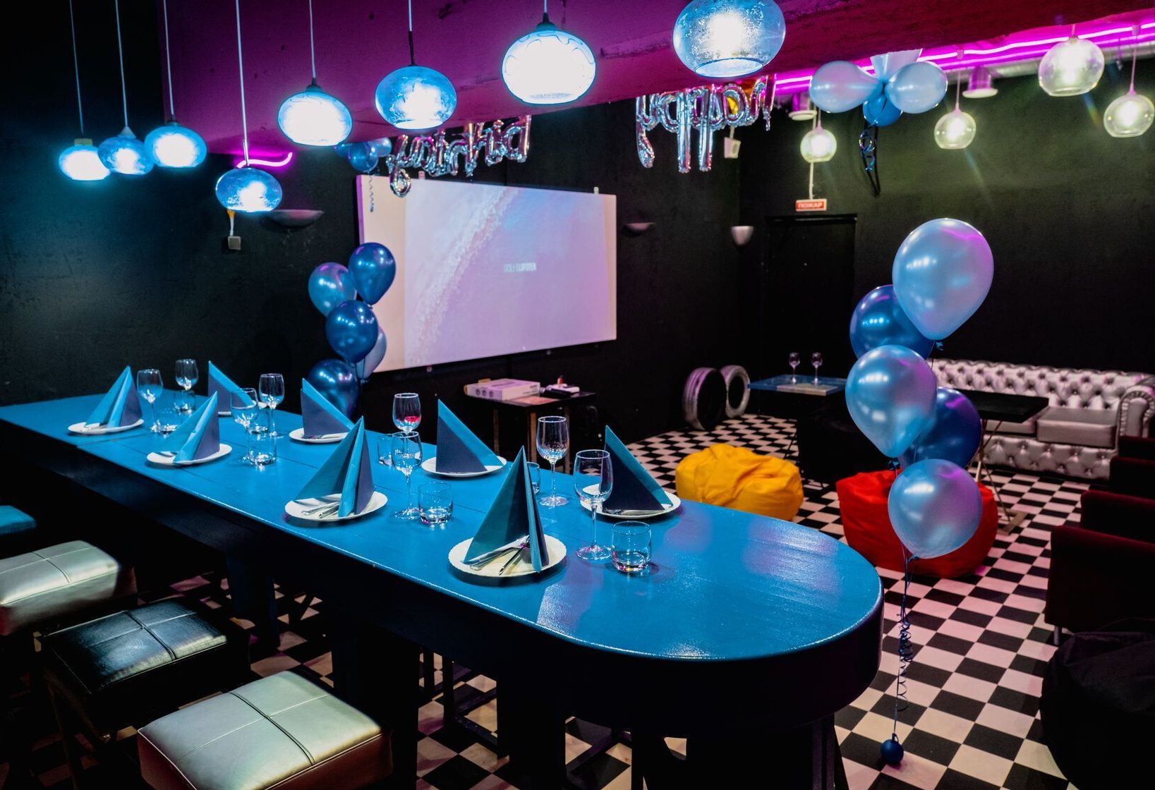 Барная зона в киберпанковом лофте