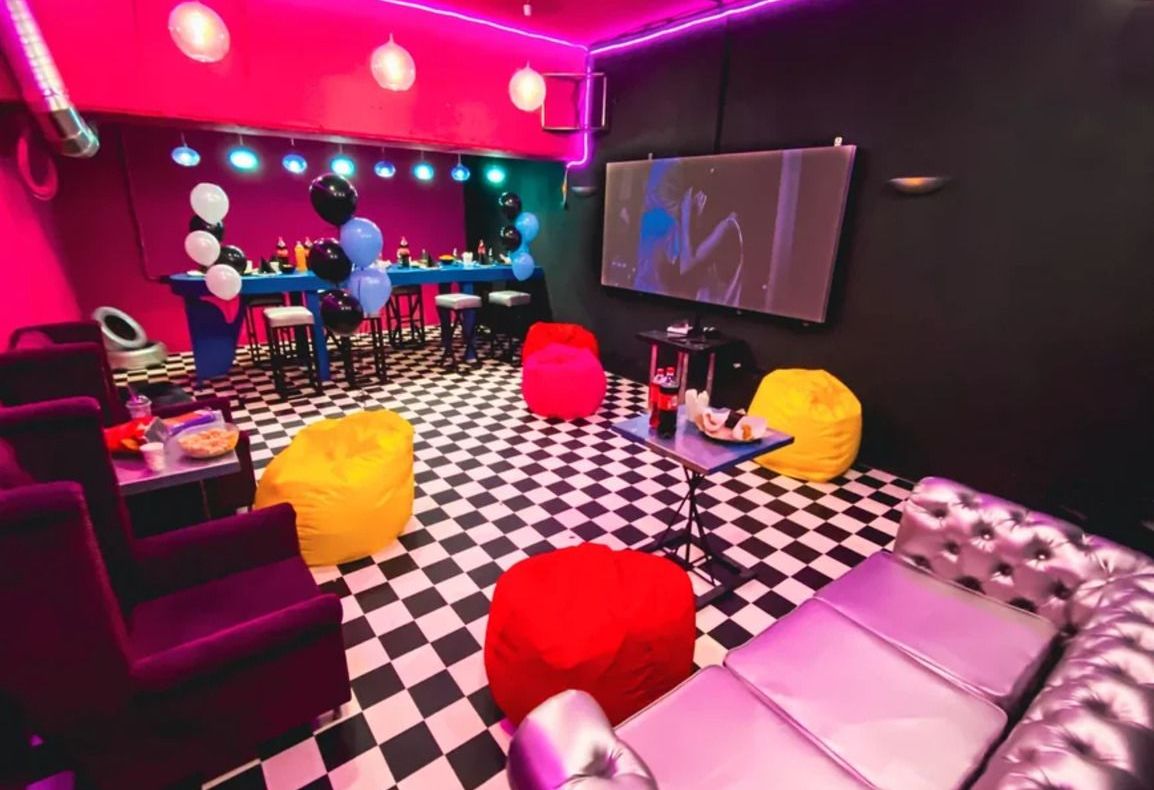 Атмосфера вечеринки в лофте на Бауманской