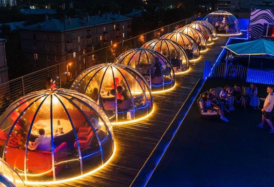 Кресла и столы в купольном шатре на крыше