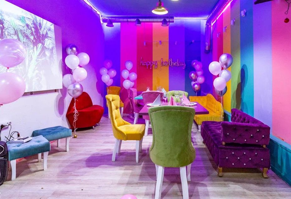 Светлый лофт для девичника с уютной мебелью