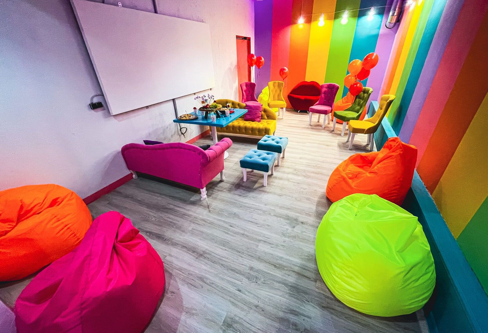 Интерьер лофта для мейкап-вечеринок