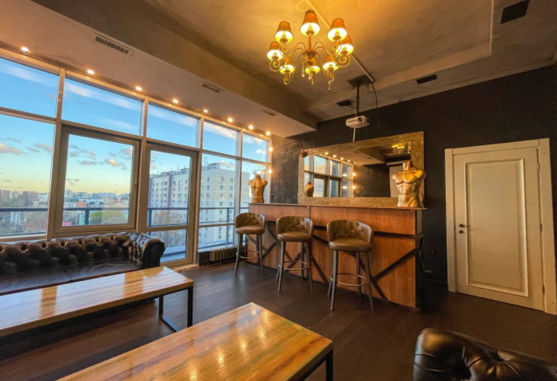 Интерьер лофта с барной стойкой
