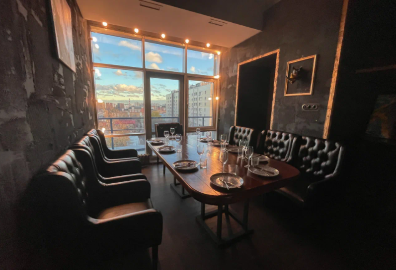 Зона lounge в лофте с крышей