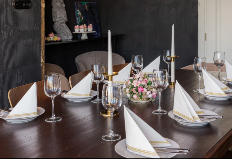 Проектор в дизайнерском лофте