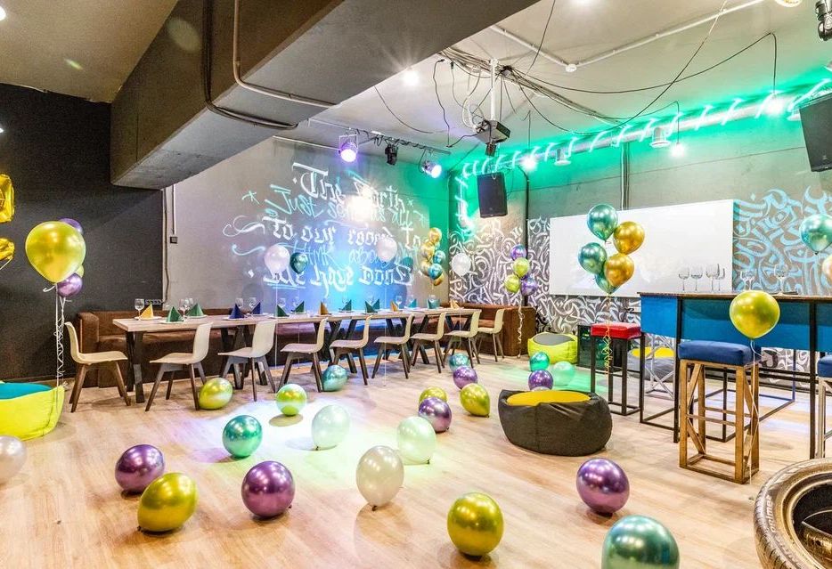 Лофт с яркими граффити - интерьер