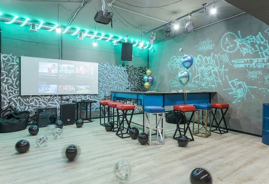 Лофт с проектором и музыкальным оборудованием