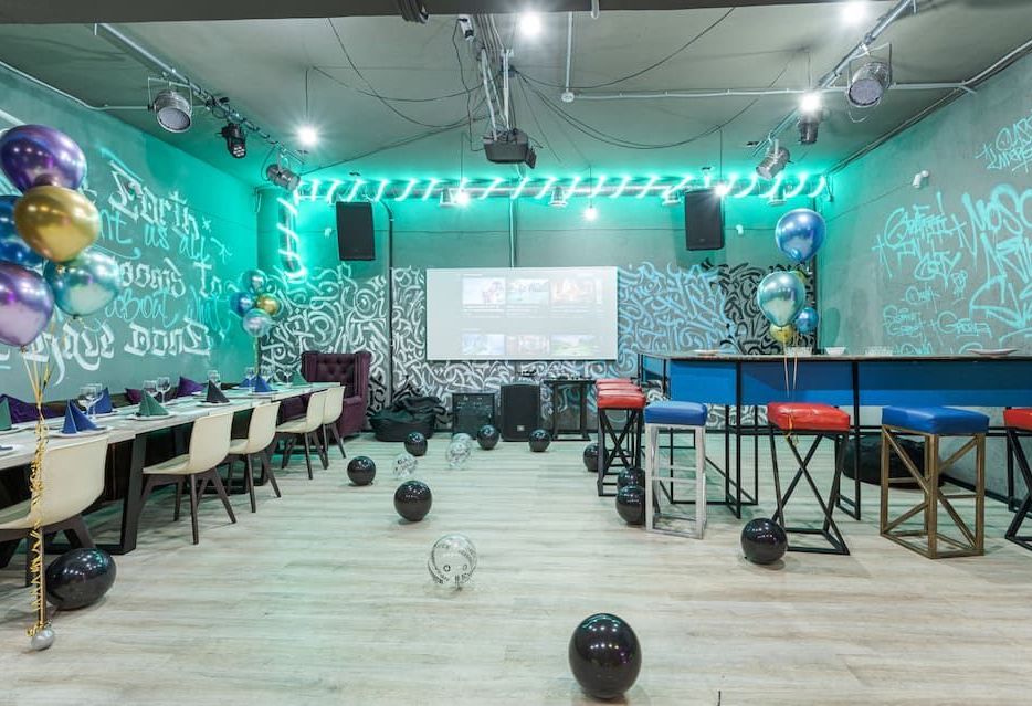 Лофт для мероприятий - сцена и мягкая мебель