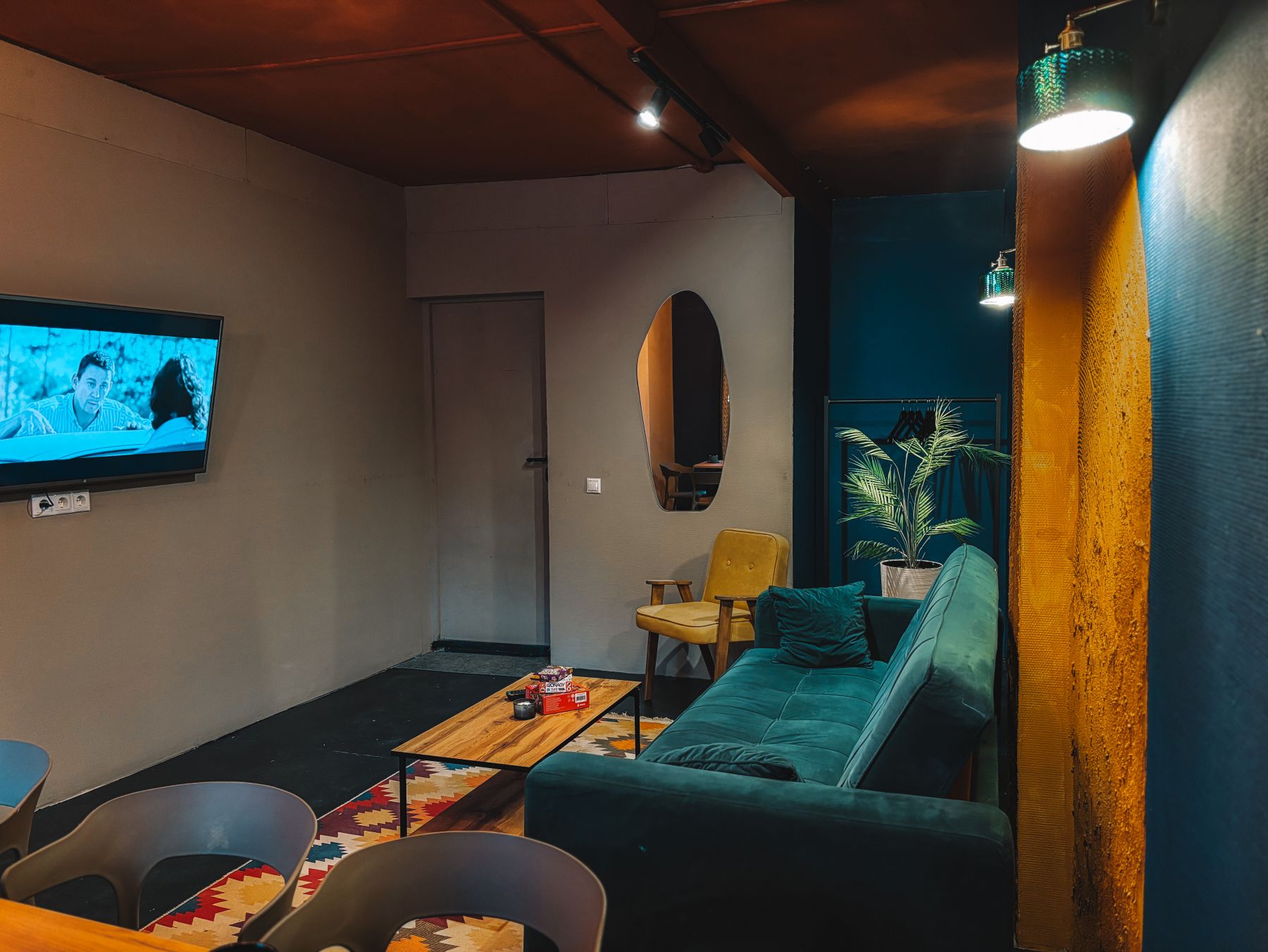 Светлый интерьер лофта Нави с комфортной мебелью