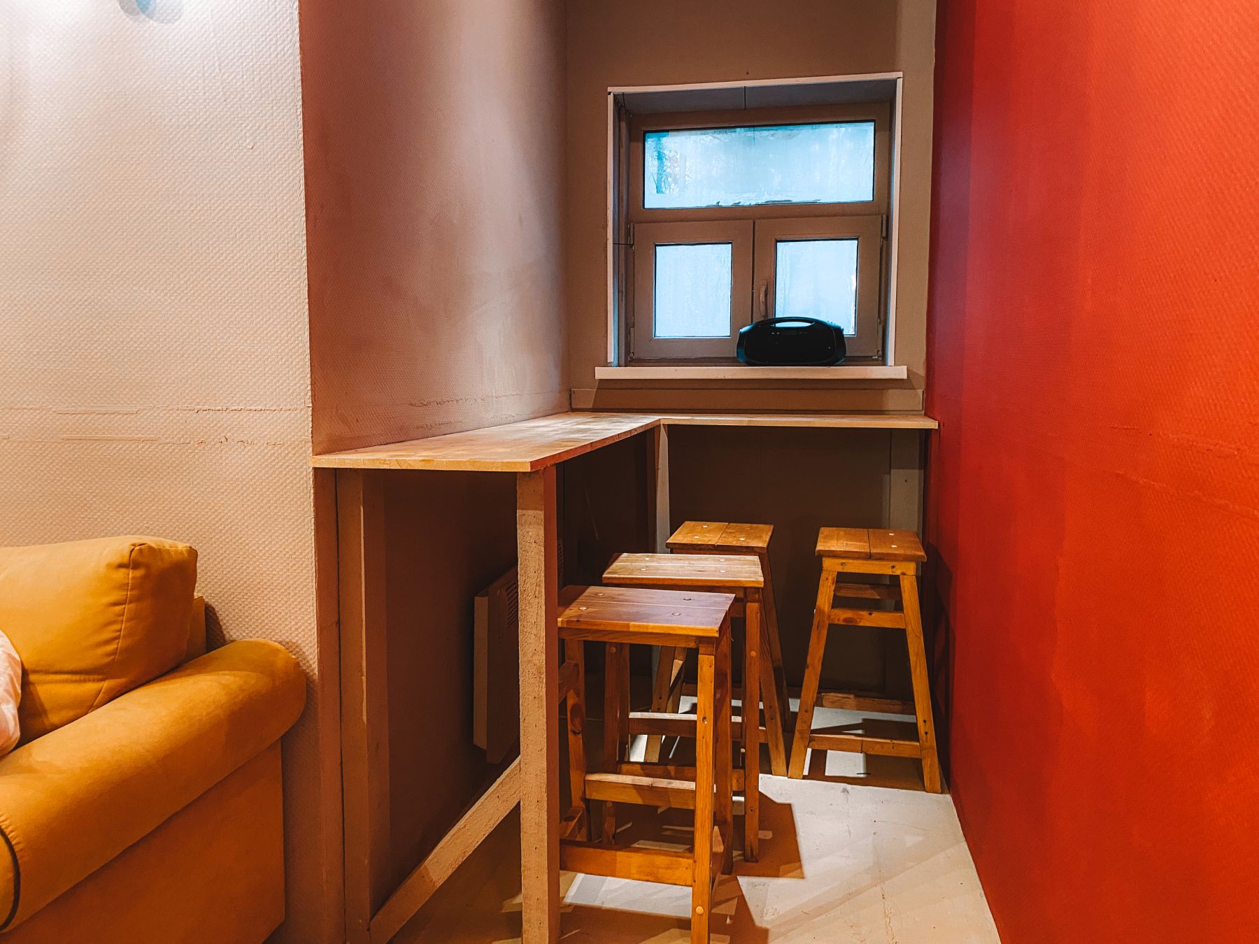 Интерьер лофта Скарлет с барной стойкой