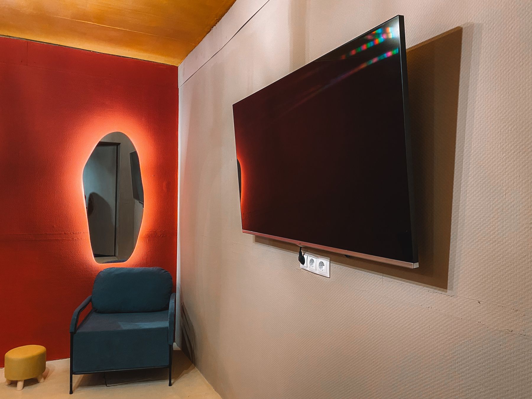 Лофт Скарлет - зона отдыха с диваном