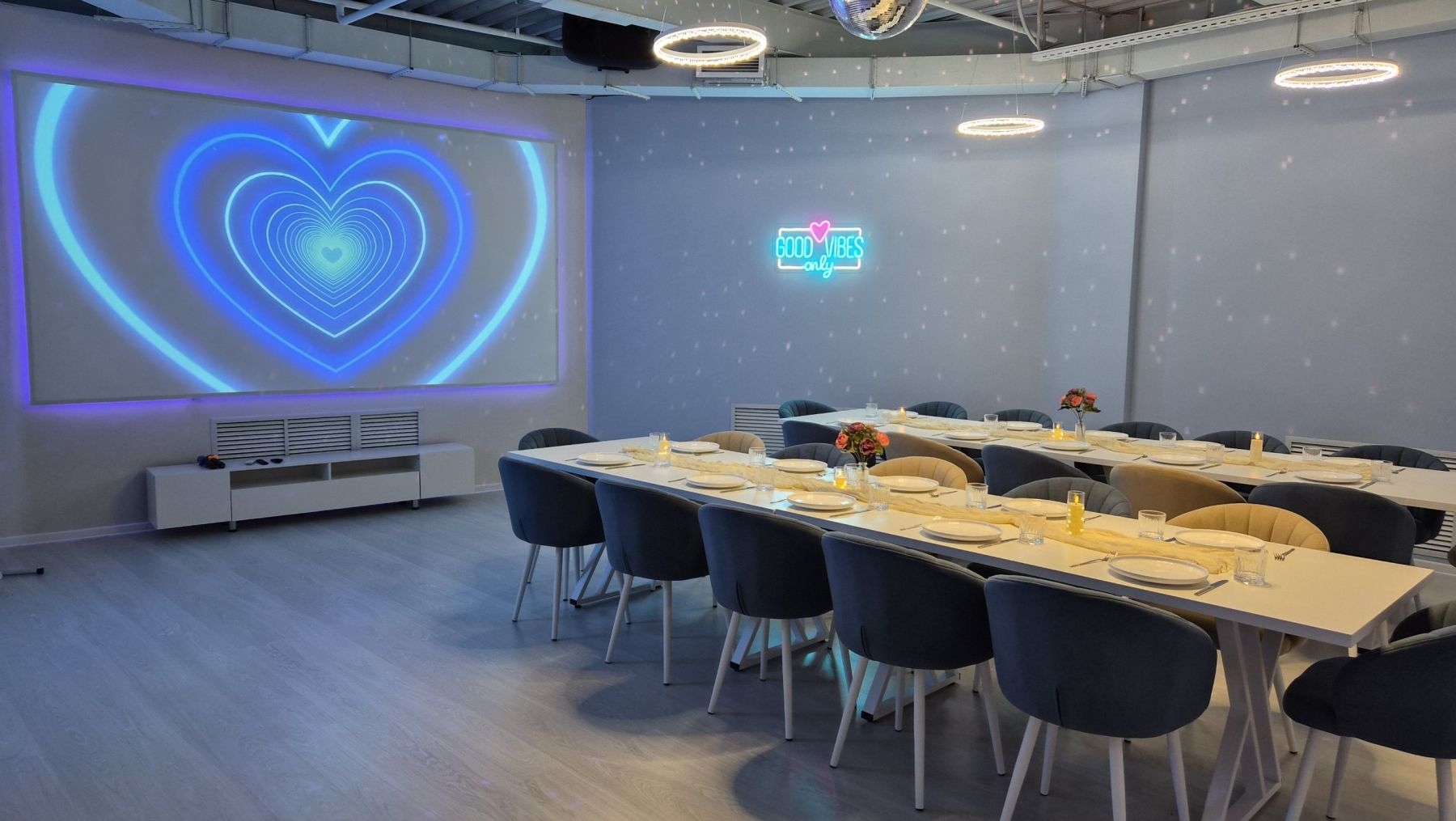 Светомузыка и декор в лофте