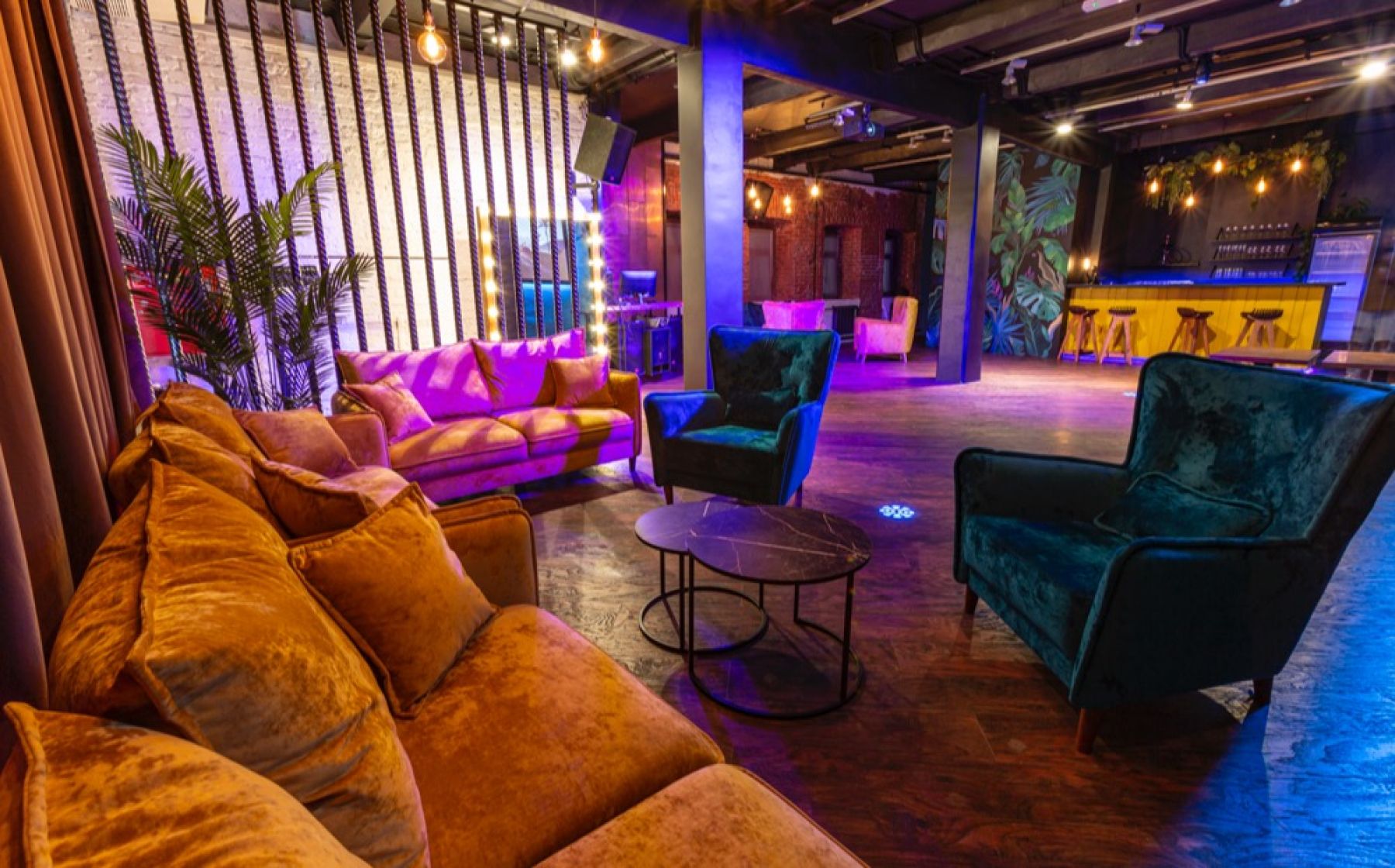 Тропический лофт PALMA с мягкой мебелью и освещением