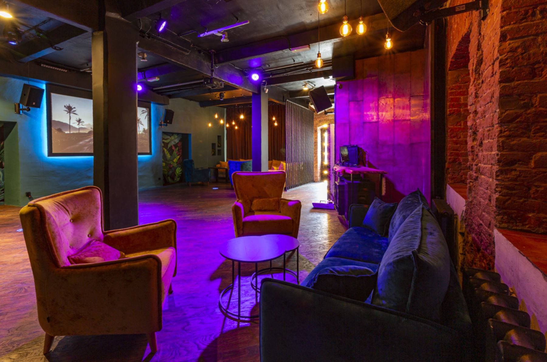 Просторный зал лофта для мероприятий