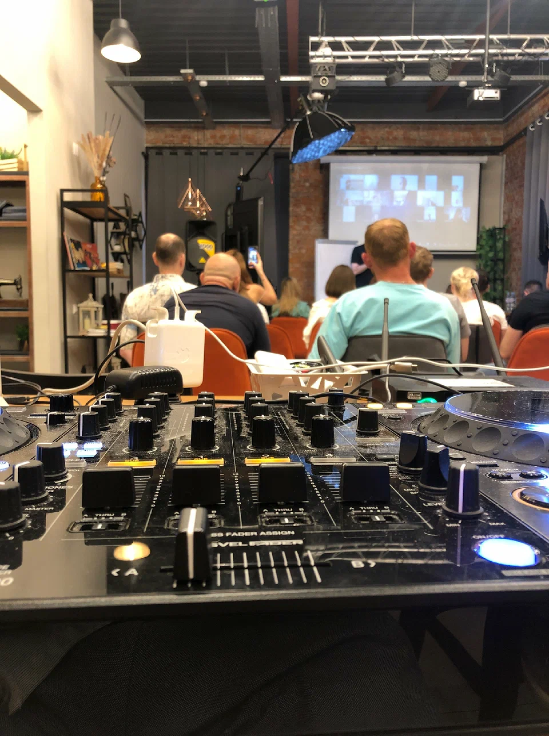 Просторная зона для мероприятий в лофте