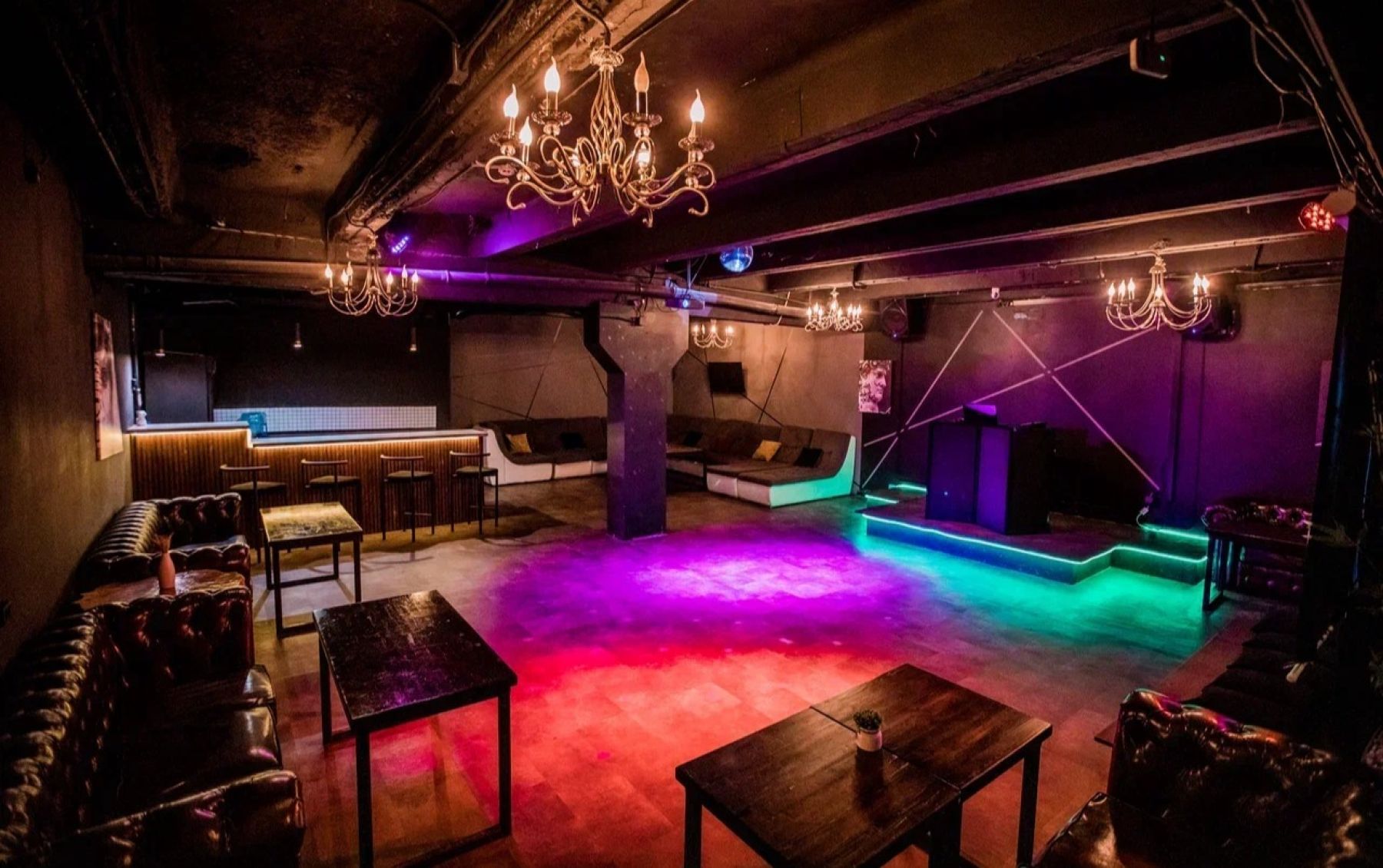 Лофт Блоу - танцевальный зал с дискошарами