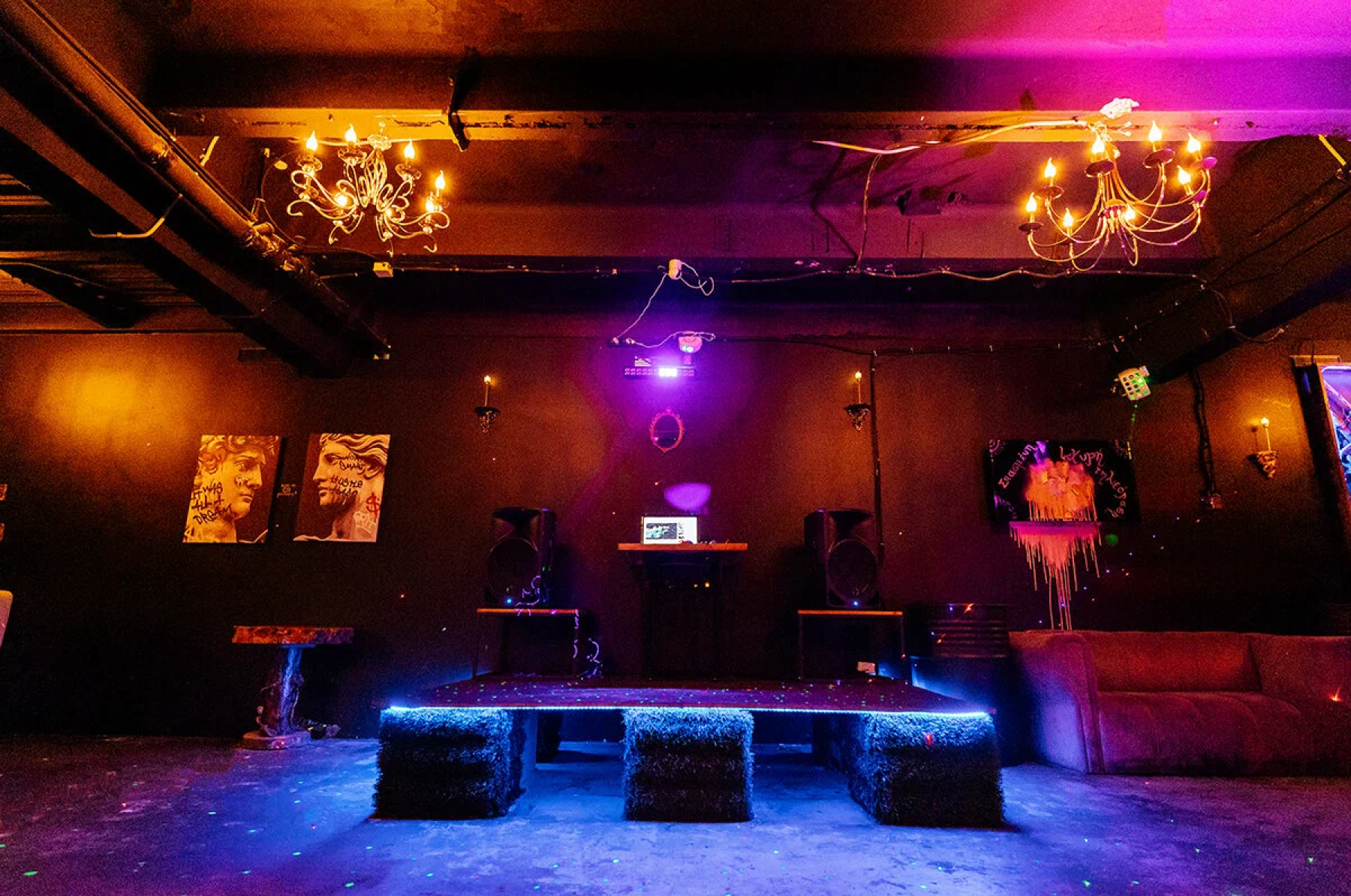 Неоновая подсветка в лофте Блоу