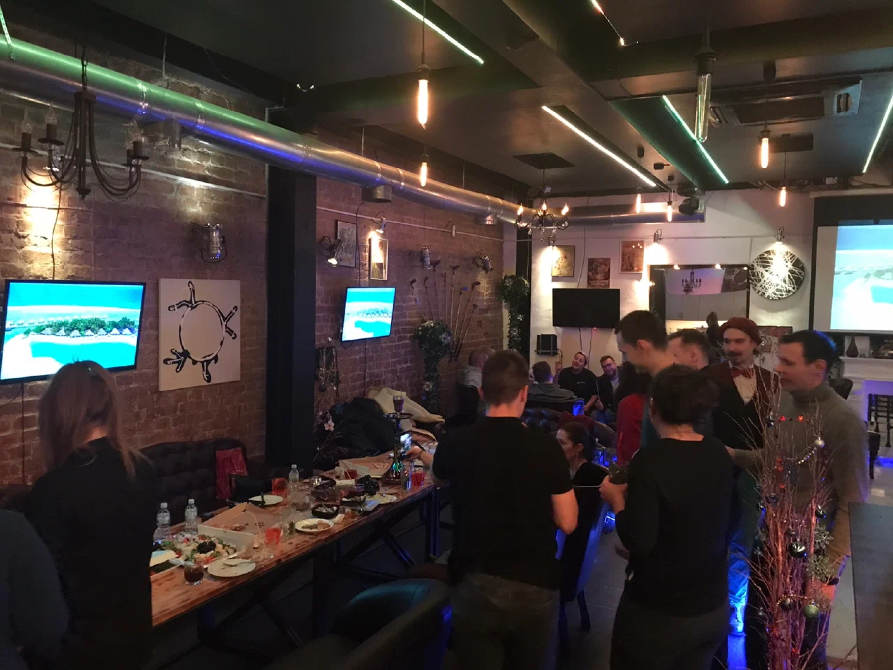 Барная стойка в лофте Пикассо