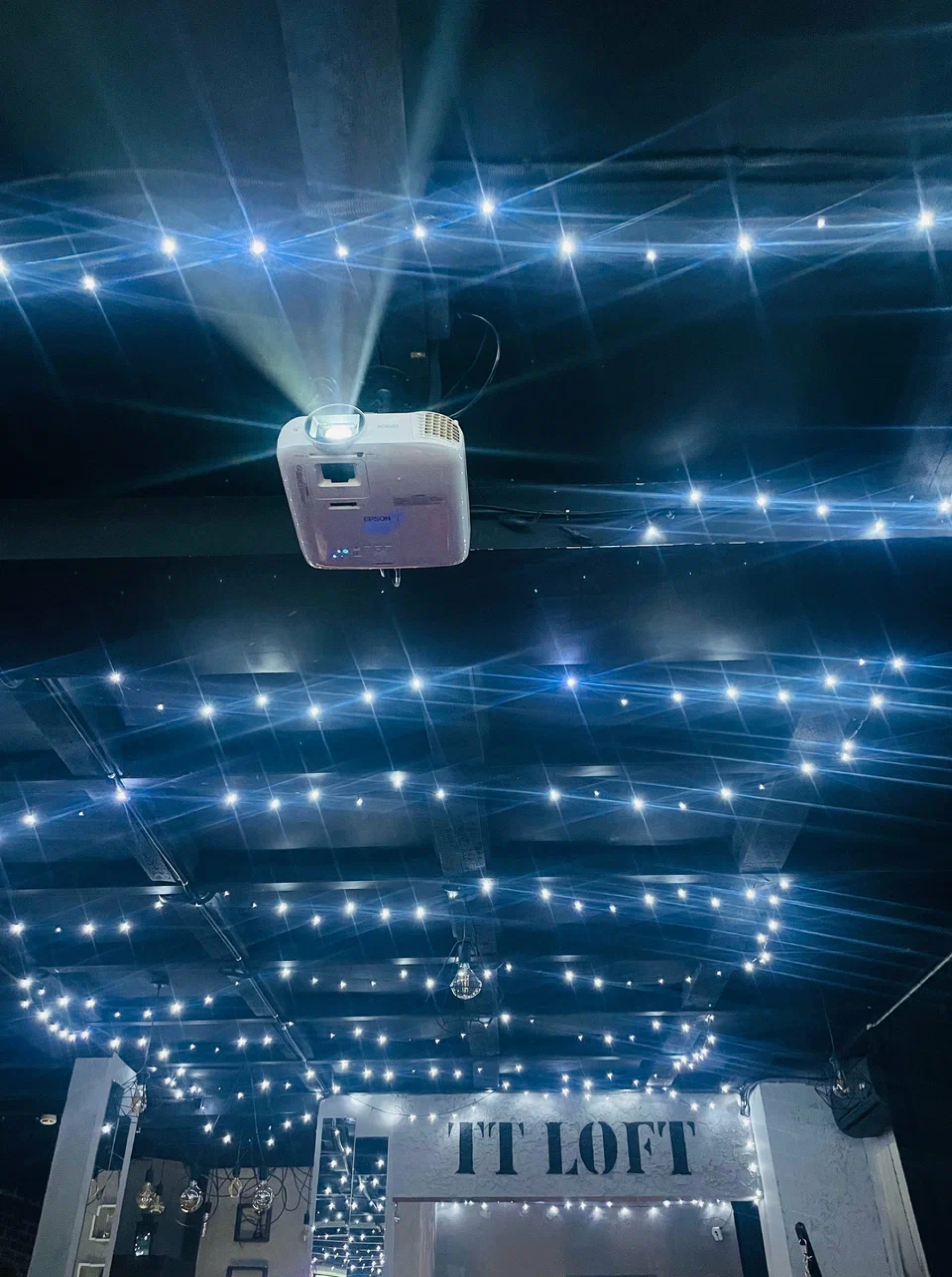 Гардероб в лофте для мероприятий