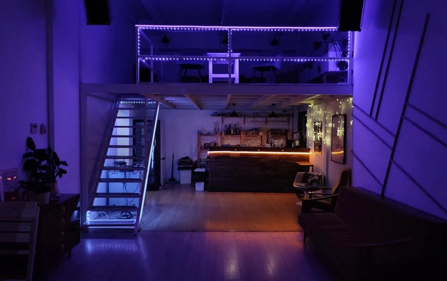 Интерьер лофта с яркими цветами