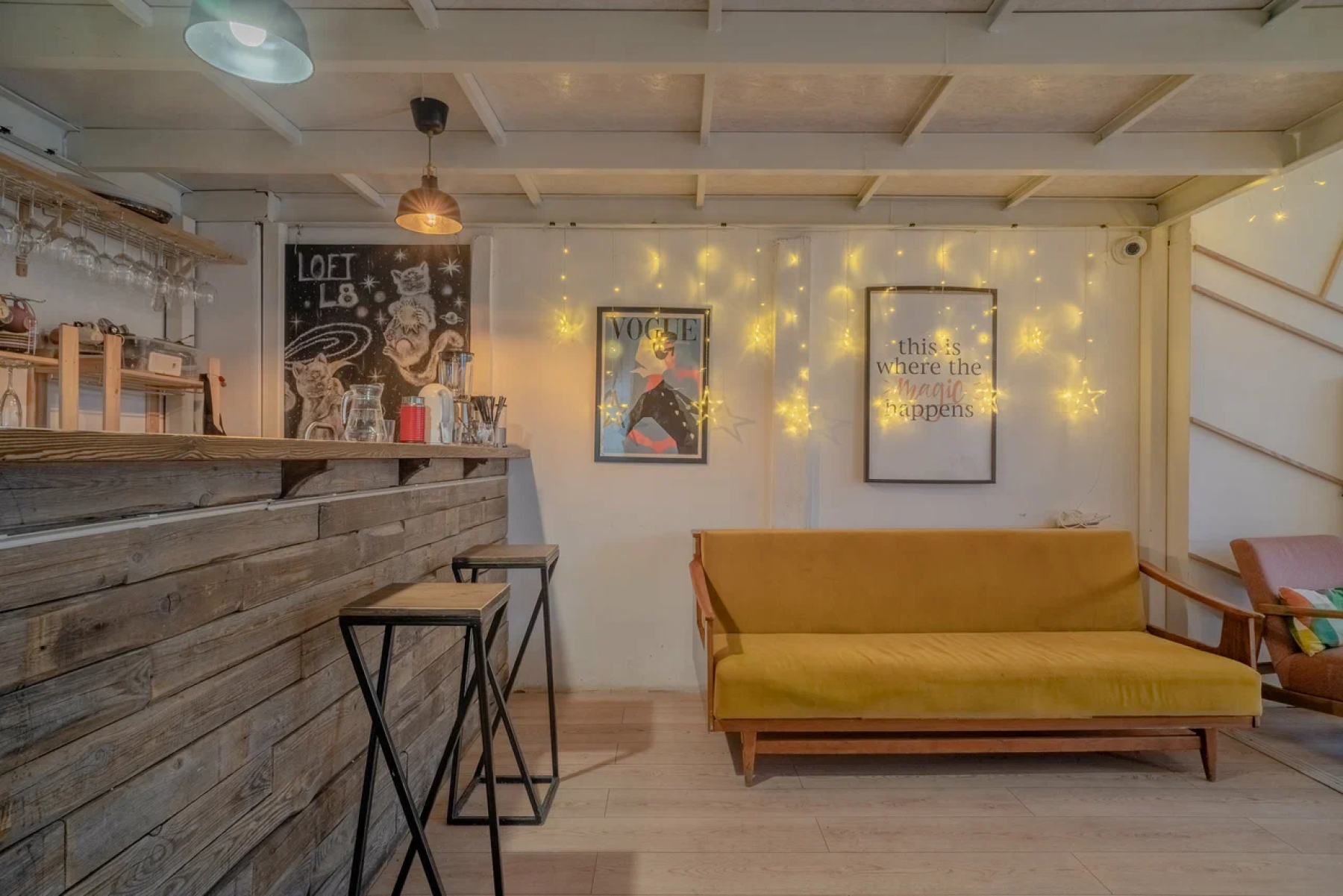 Столовая зона в лофте для мероприятий