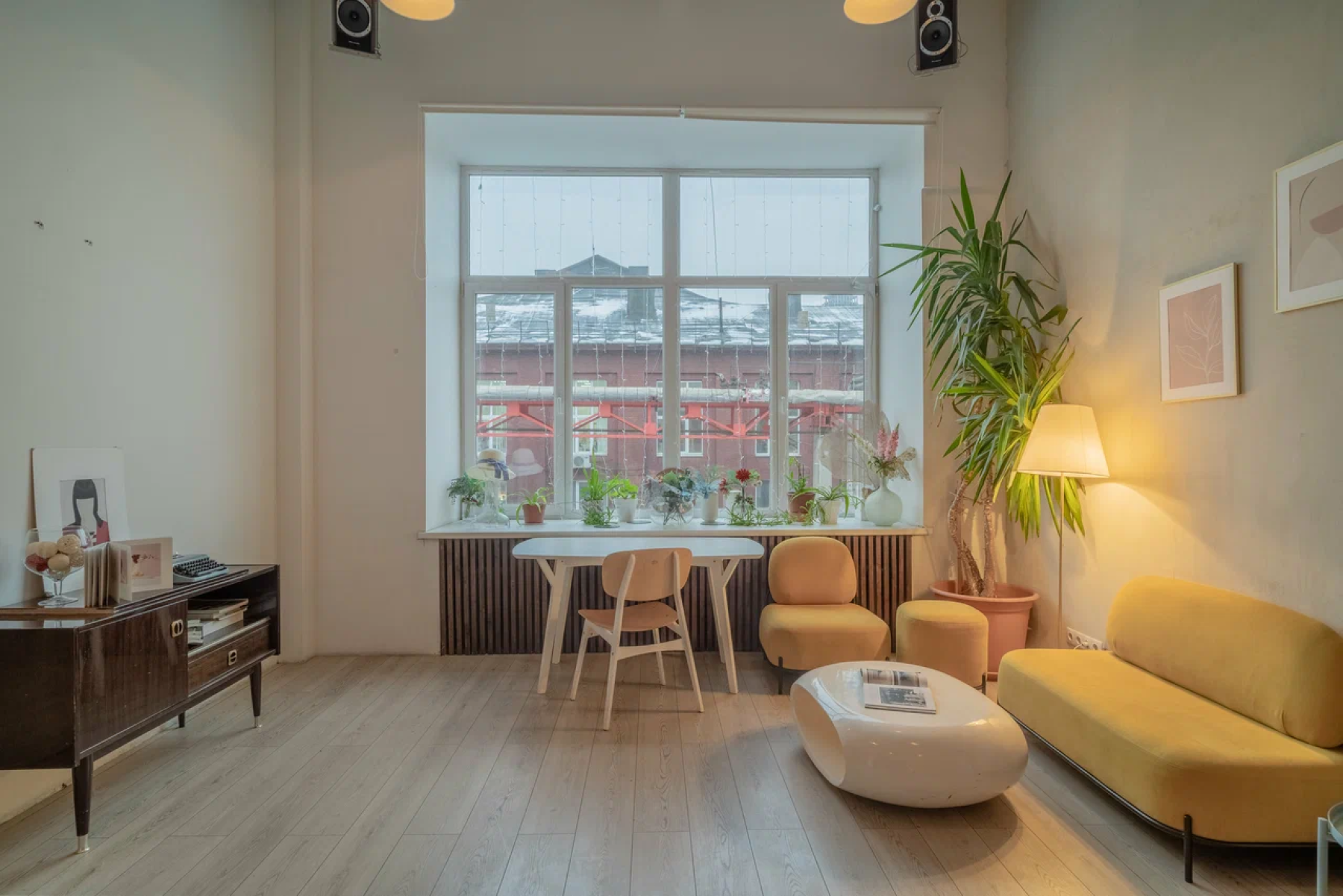 Сцена для выступлений в лофте