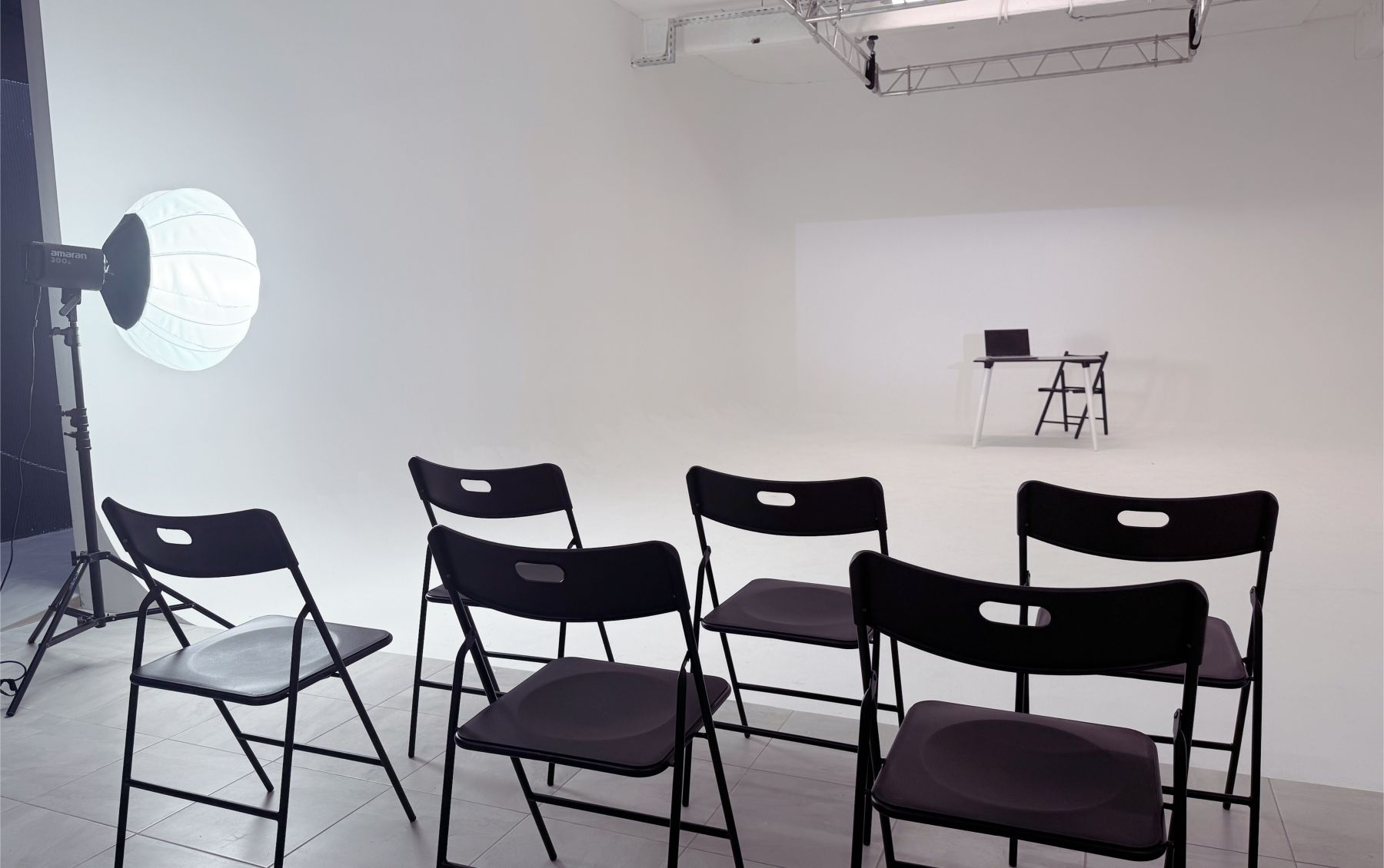 ПАВИЛЬОН 180 - интерьер студии с белым кирпичом