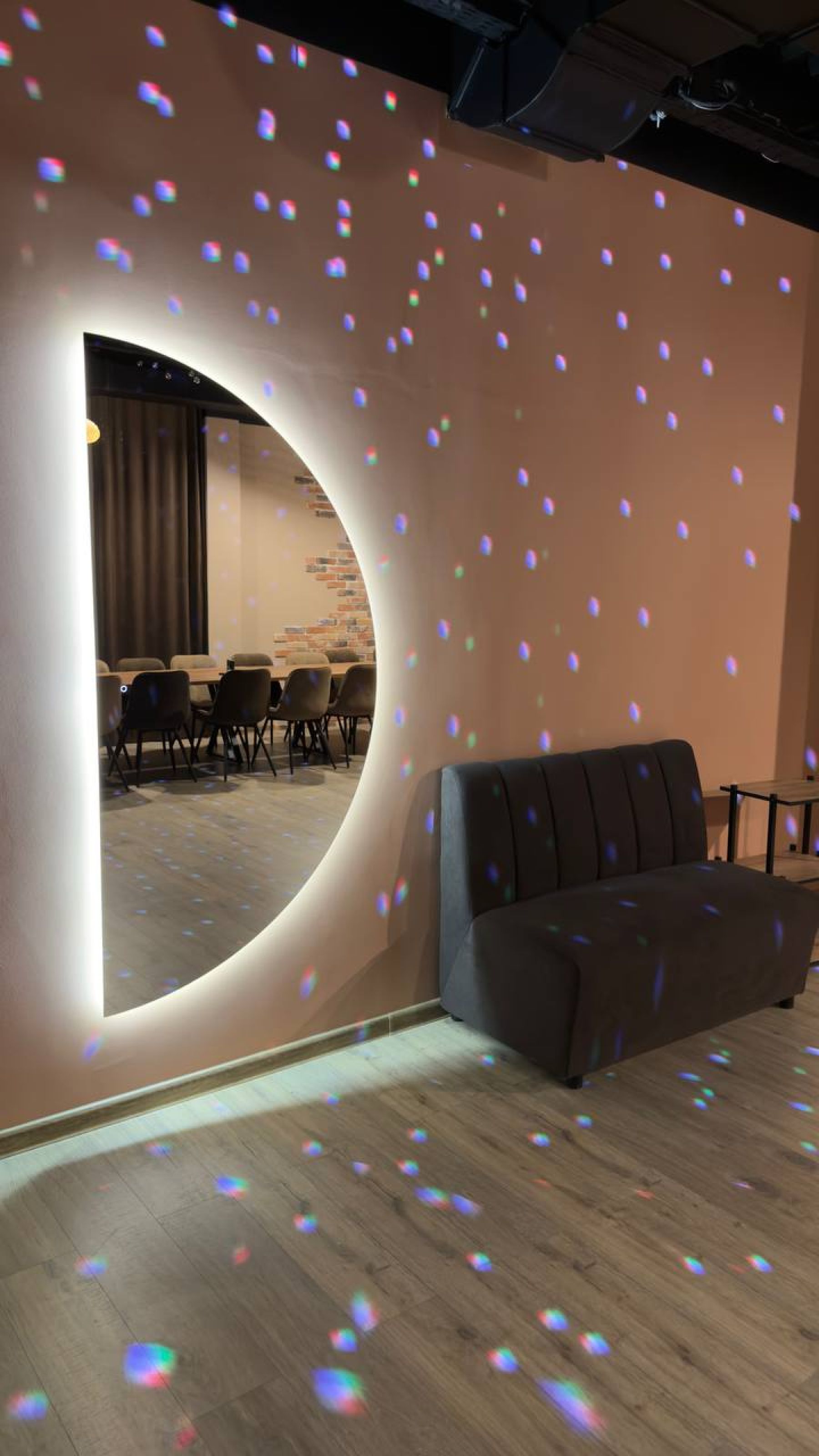 Просторный зал для мероприятий в лофте