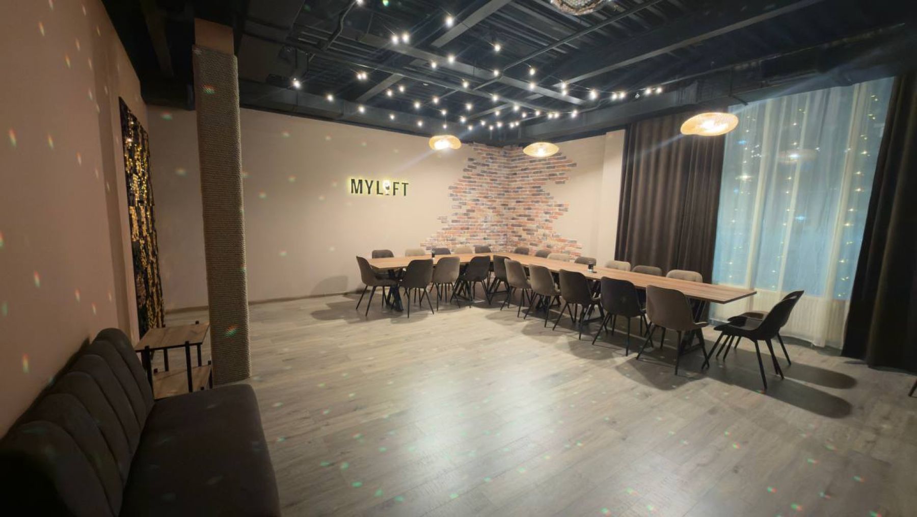 Фотозона с яркими декорациями в лофте