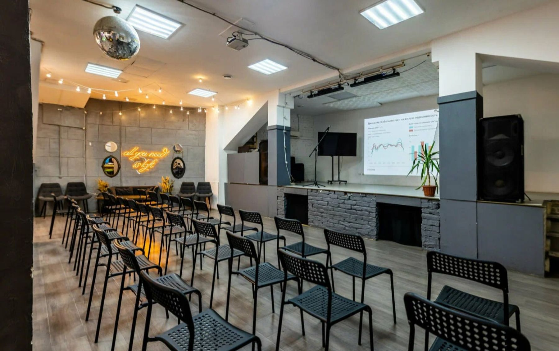 Лофт Туман — интерьер с высокими потолками