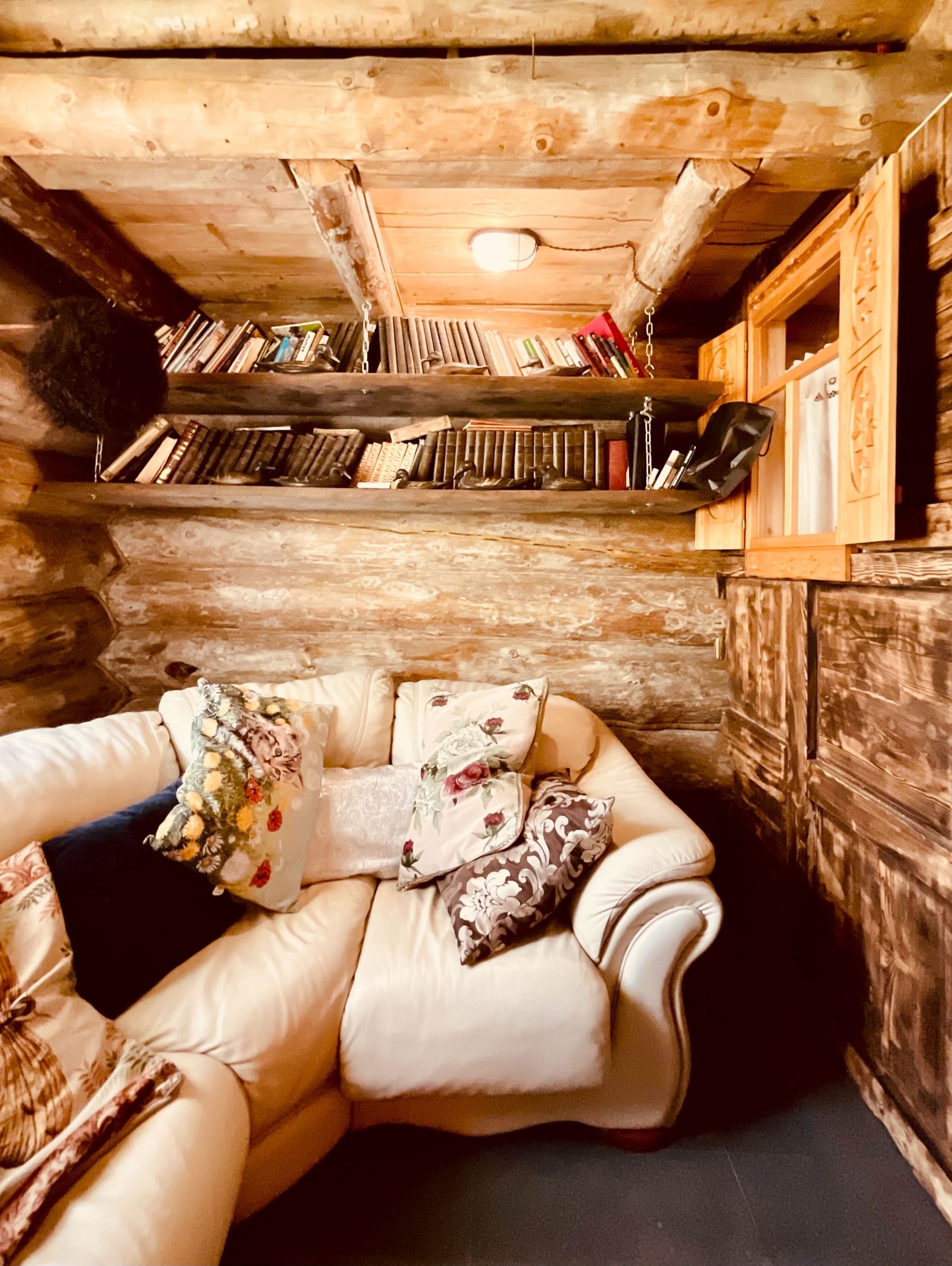 Летняя веранда у воды в лофте Гора