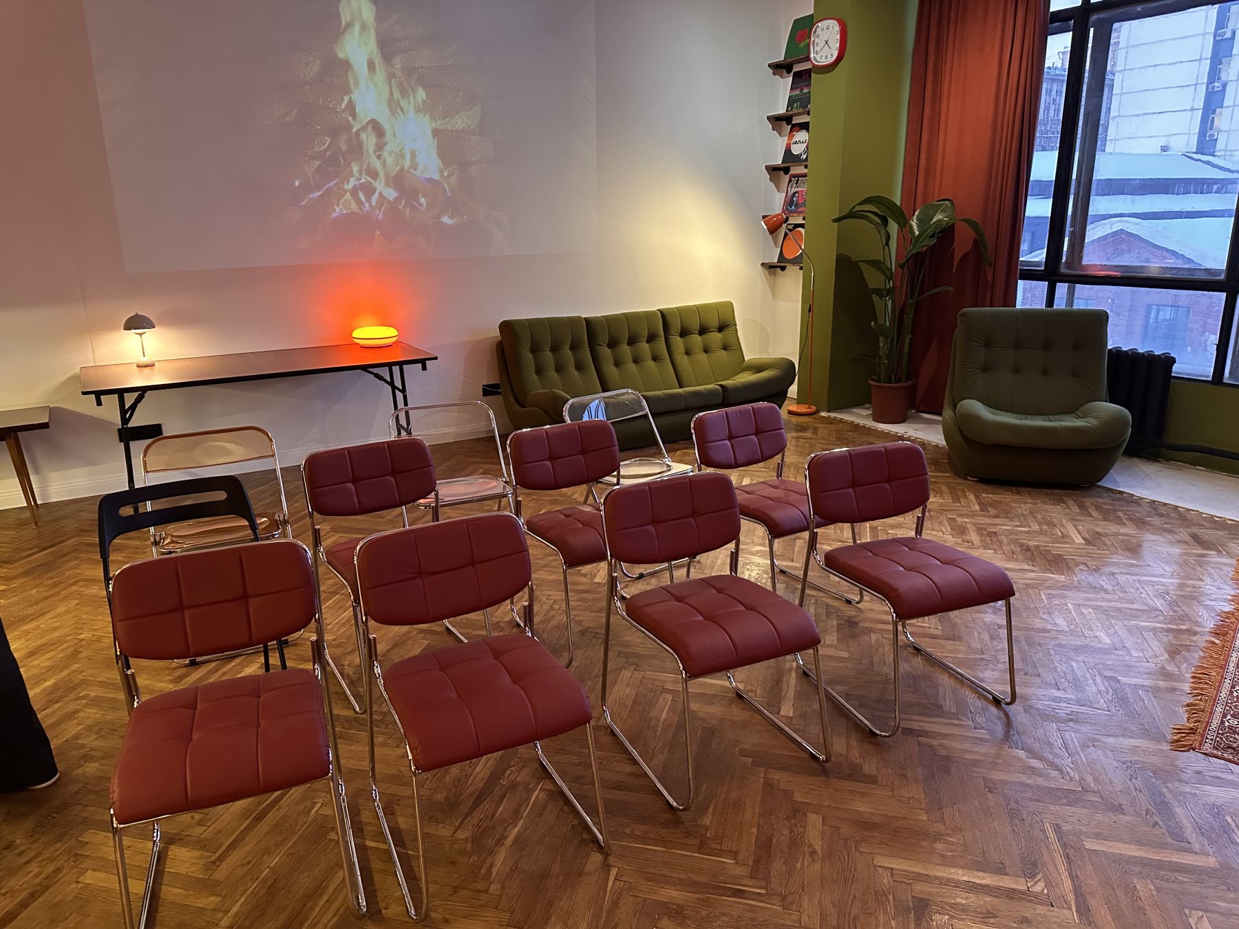 Зона для отдыха и развлечений в лофте