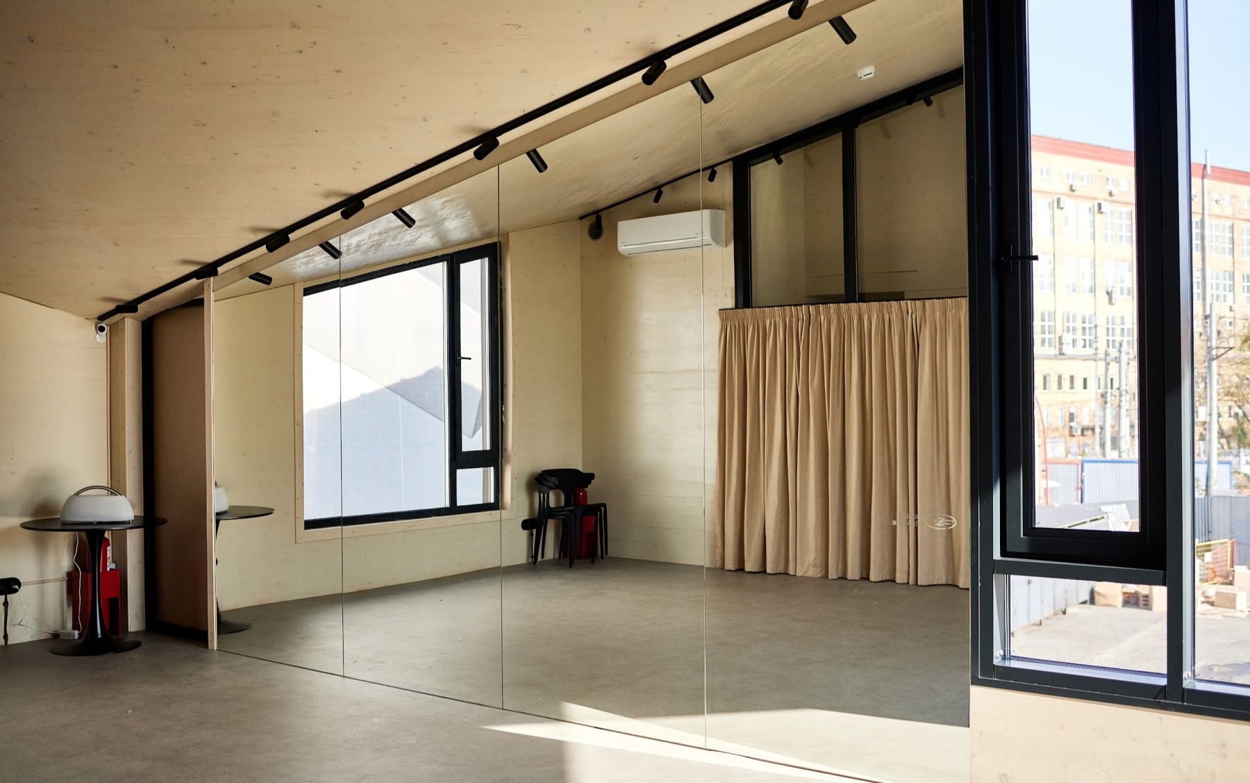 Спортивный зал с зеркалами для аренды в Москве