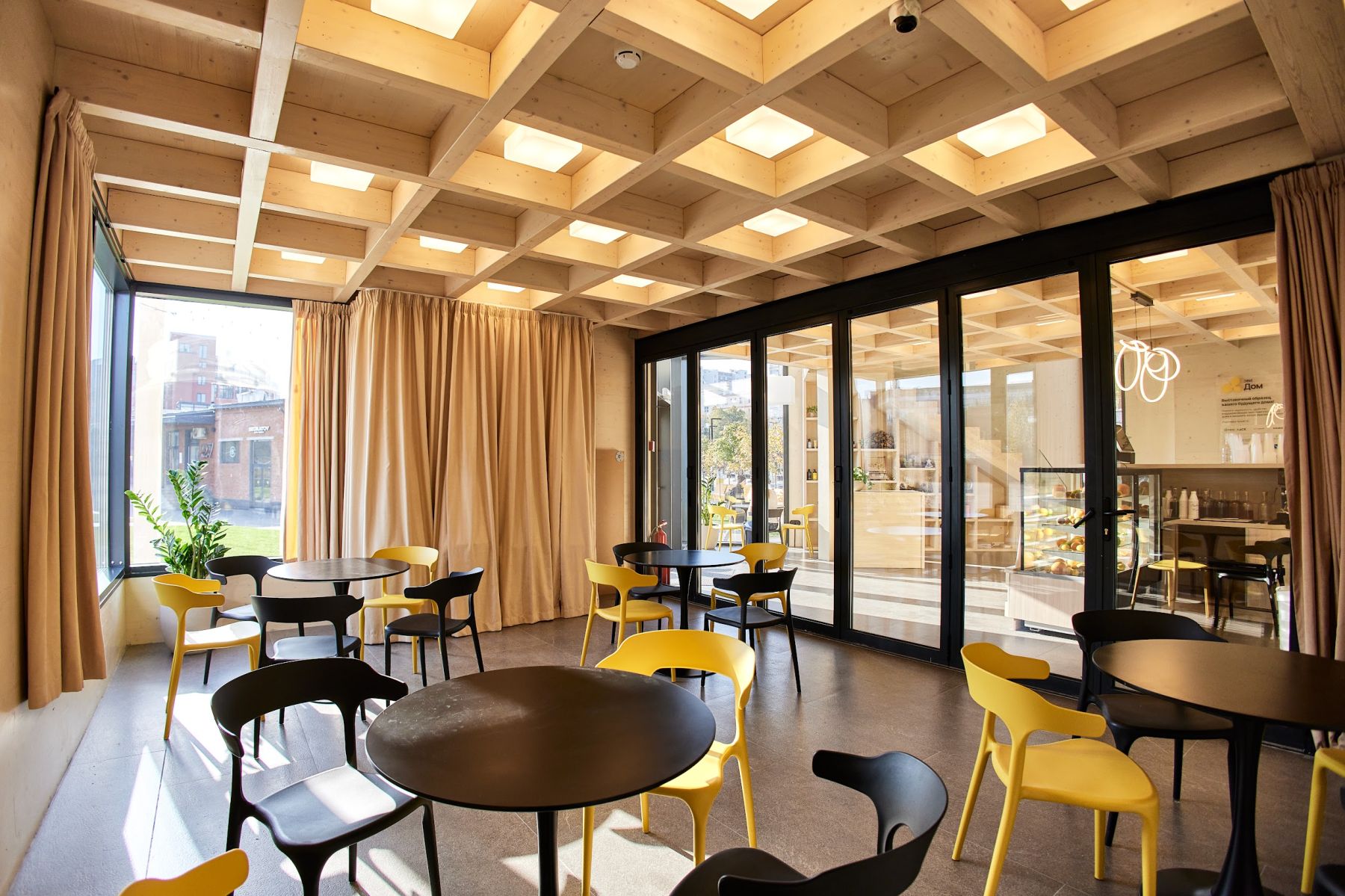 Уютный зал на первом этаже ЭвиЦентра