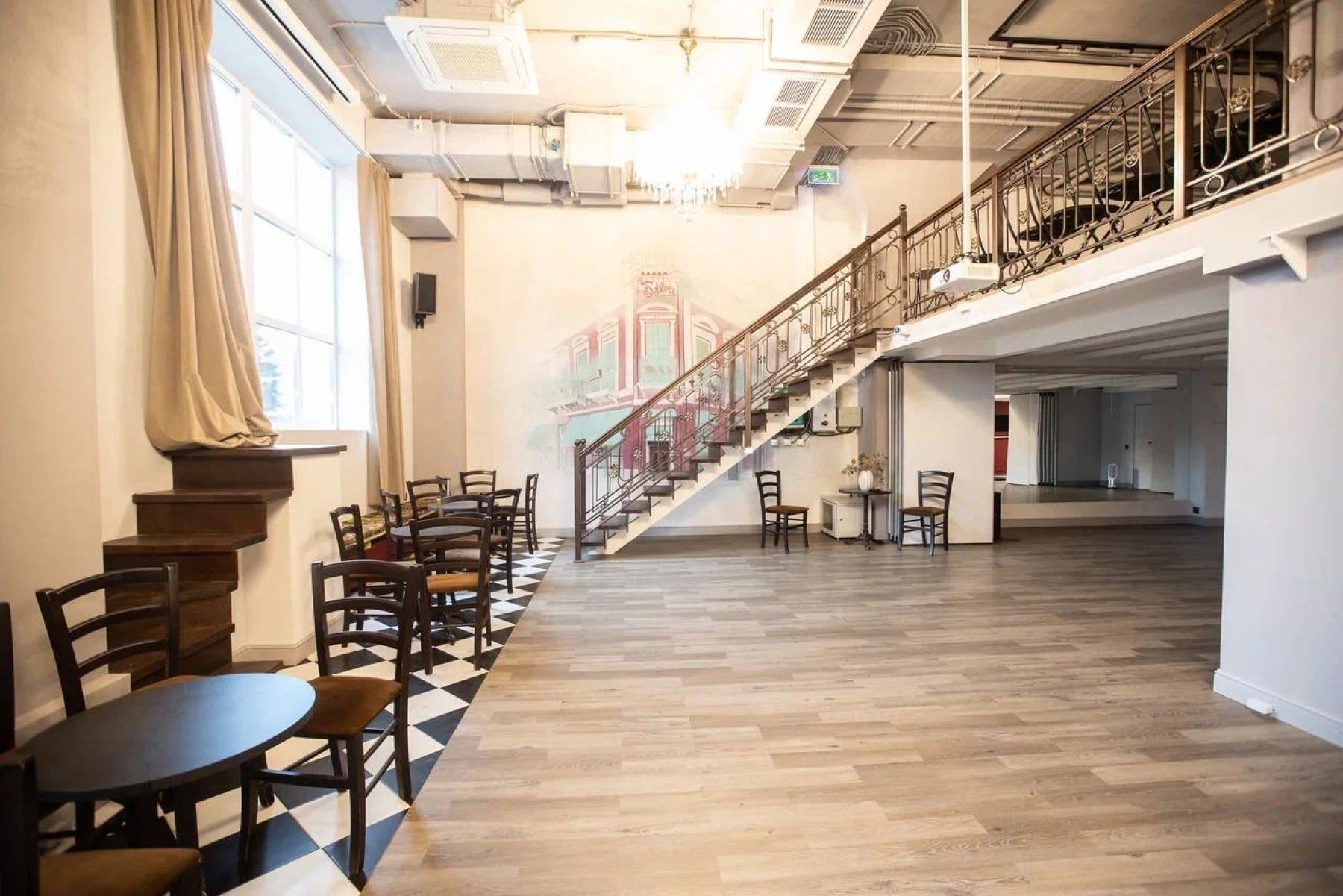 Лаунж зона на втором этаже