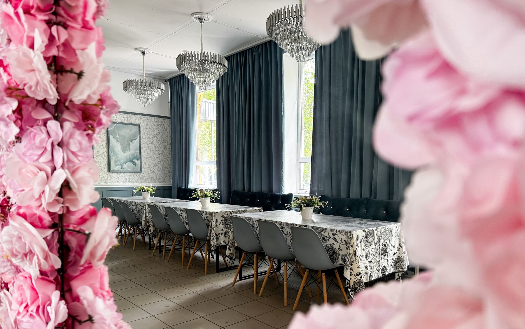 Светлый лофт с большими окнами