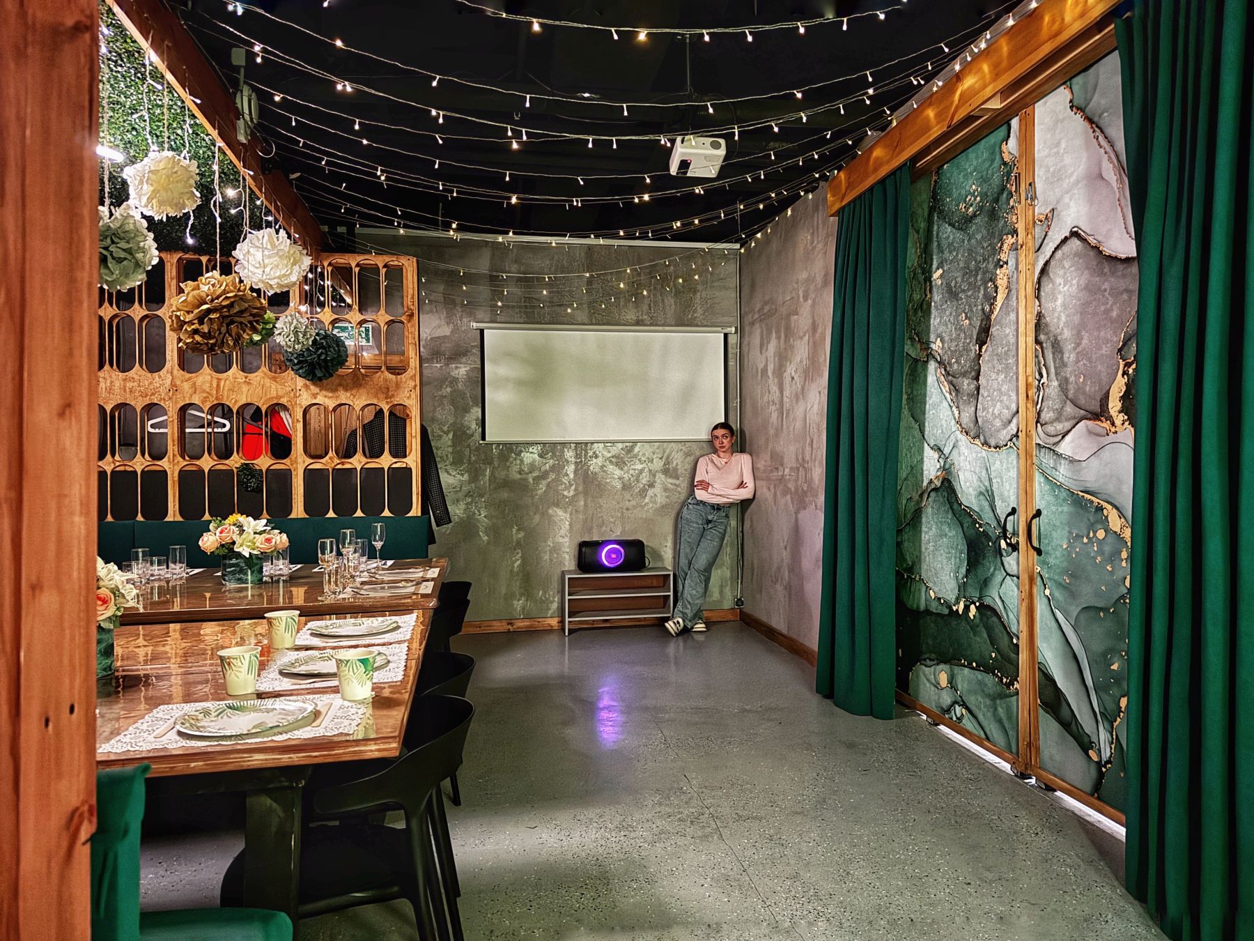 Танцпол с диско-шаром в лофте