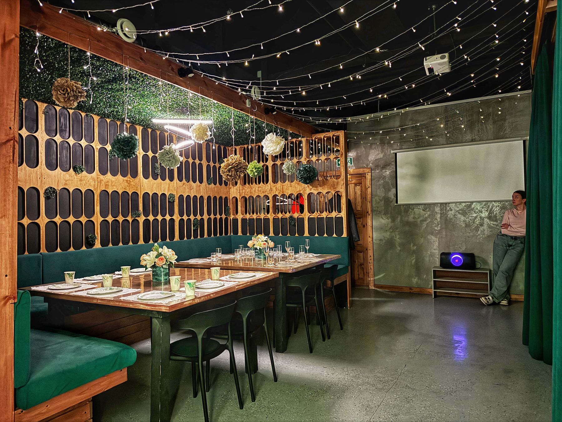 Чил-зона с мягкими подушками в лофте