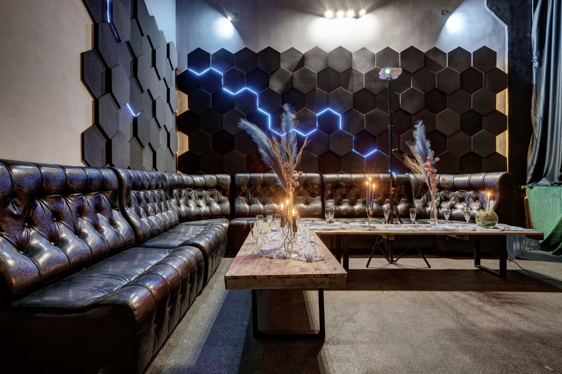 Сцена для мероприятий в лофте