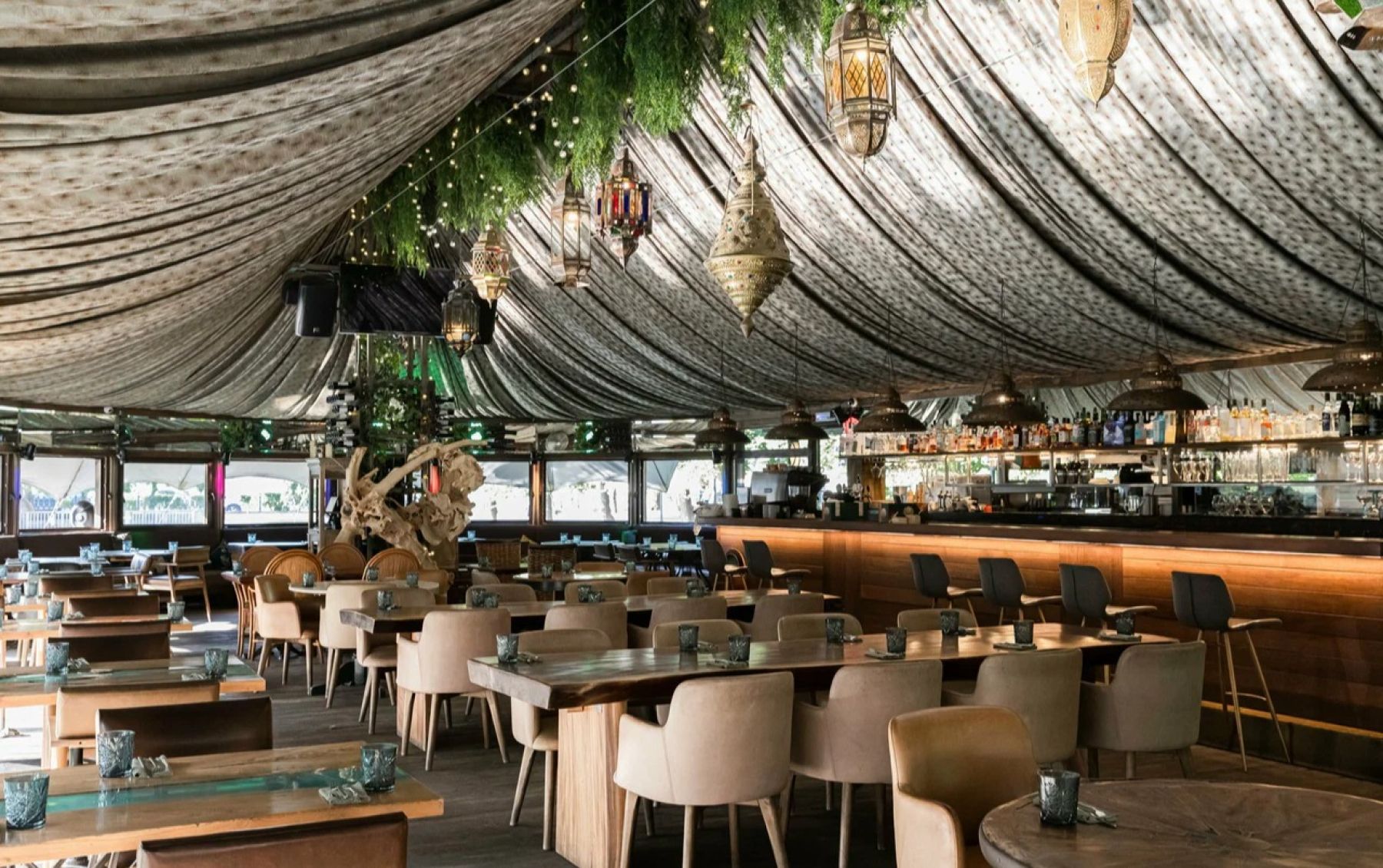 Уютный шатёр для мероприятий в Москве - интерьер