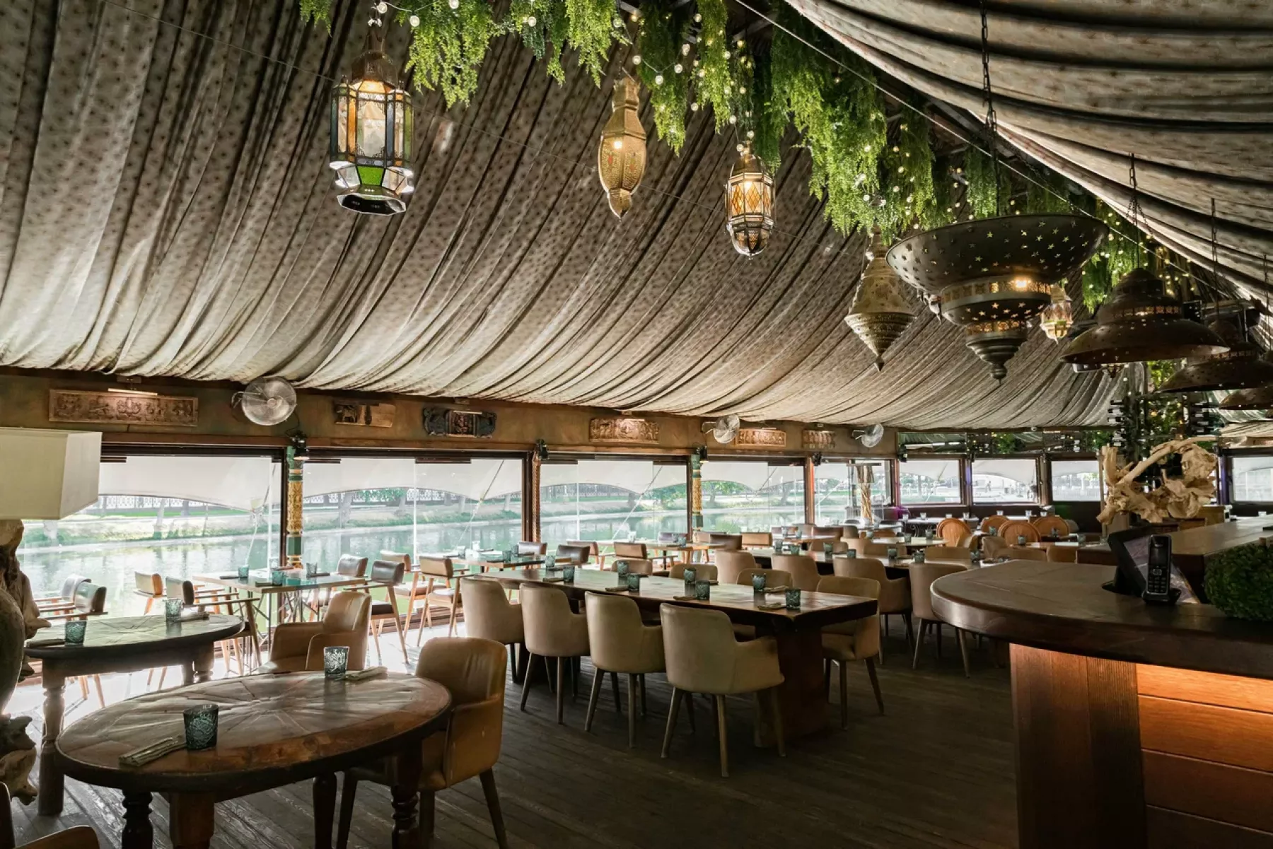 Шатёр с драпировками для романтического ужина