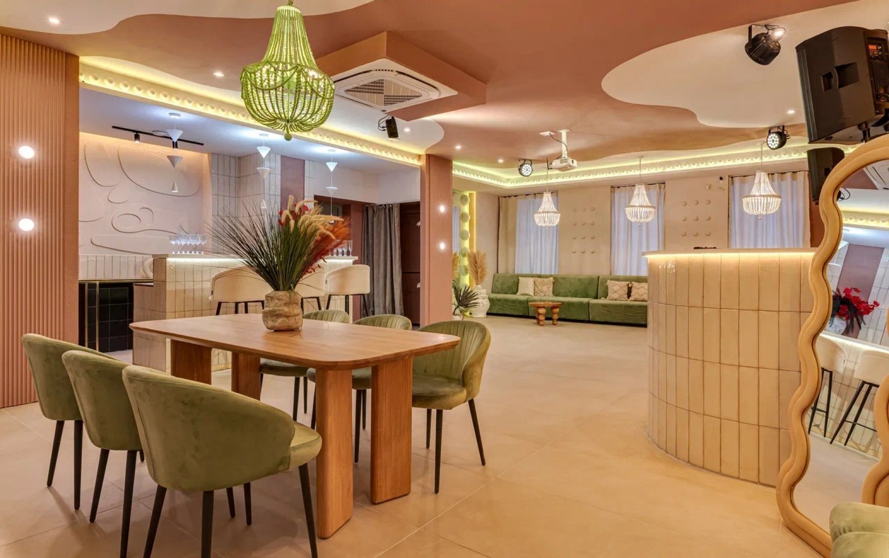 Интерьер лофта Сенди с угловым диваном