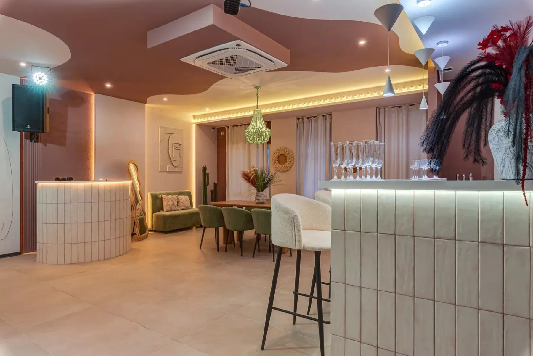 Столы для мероприятий в лофте Сенди