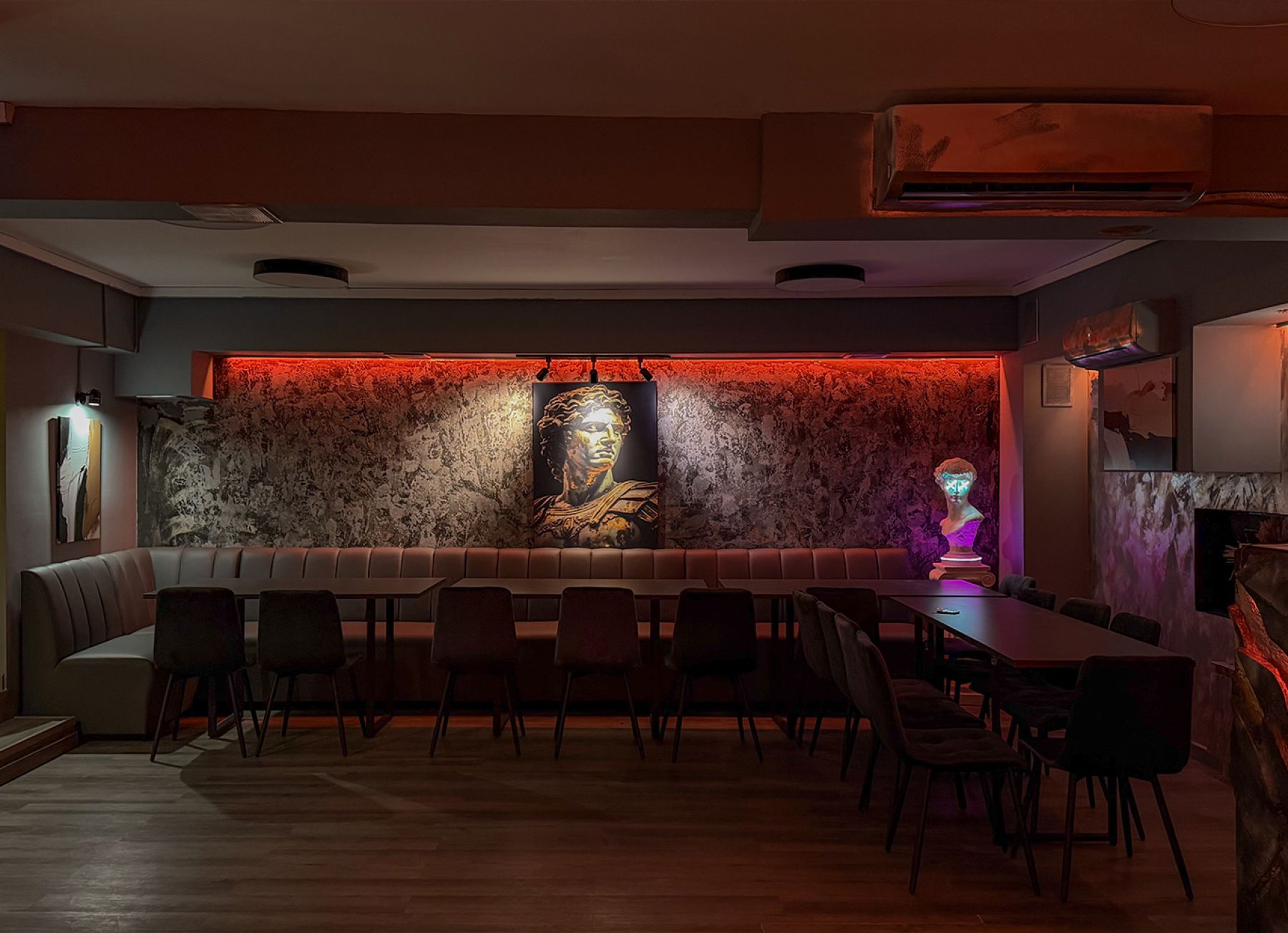 Зал с проектором и караоке в Кристальном Лофте