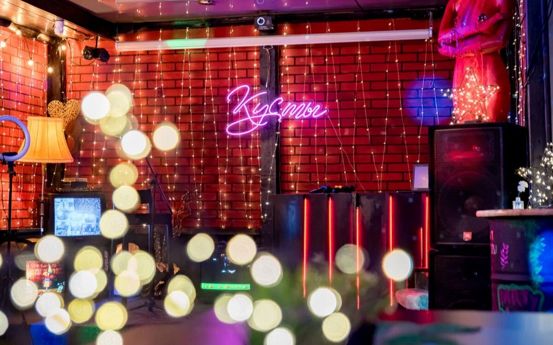 Интерьер лофта на Моховой с красными стенами