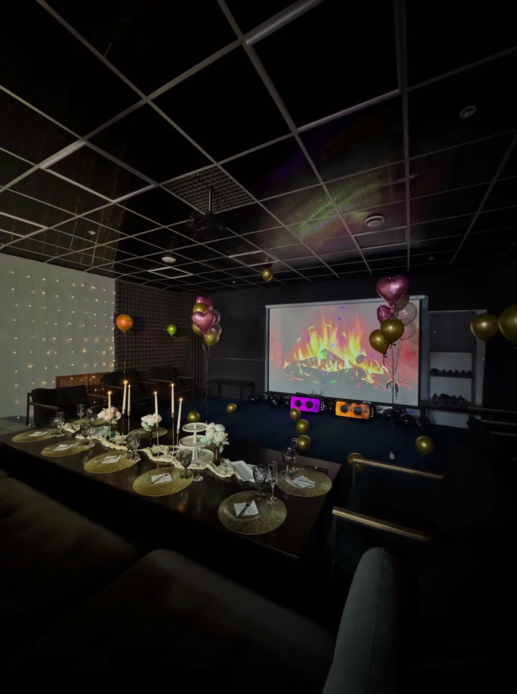 Амфитеатр с экраном в лофте Chill