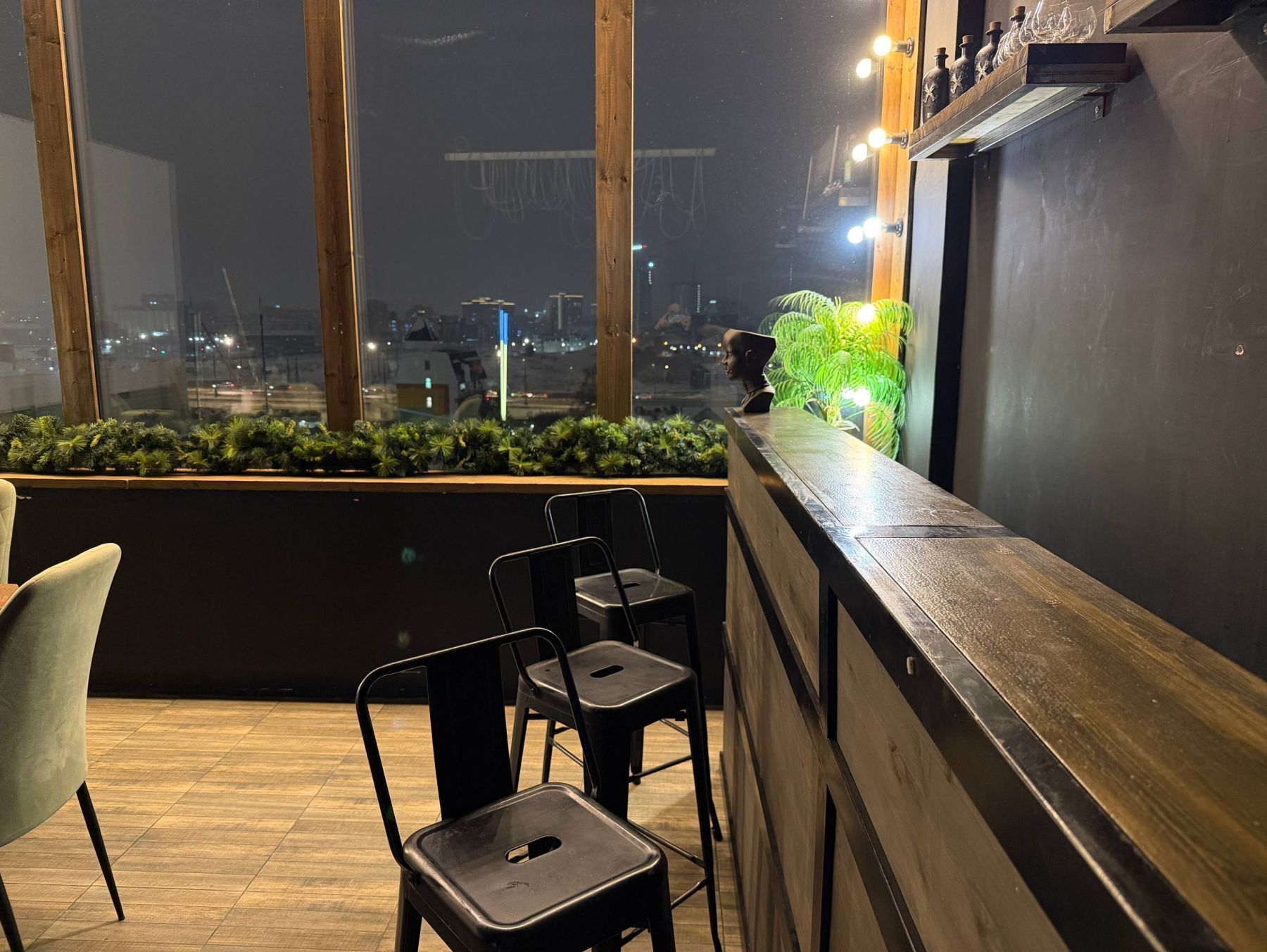 Барная стойка и посуда в лофте NEO