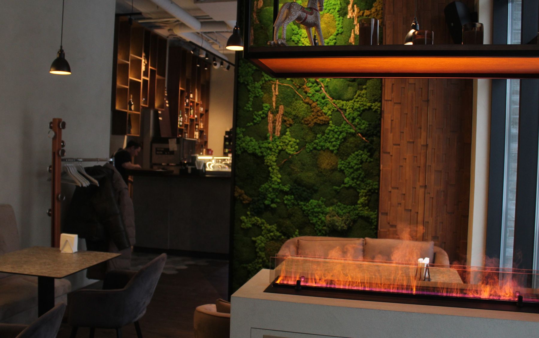 Интерьер кафе-бара с панорамными окнами