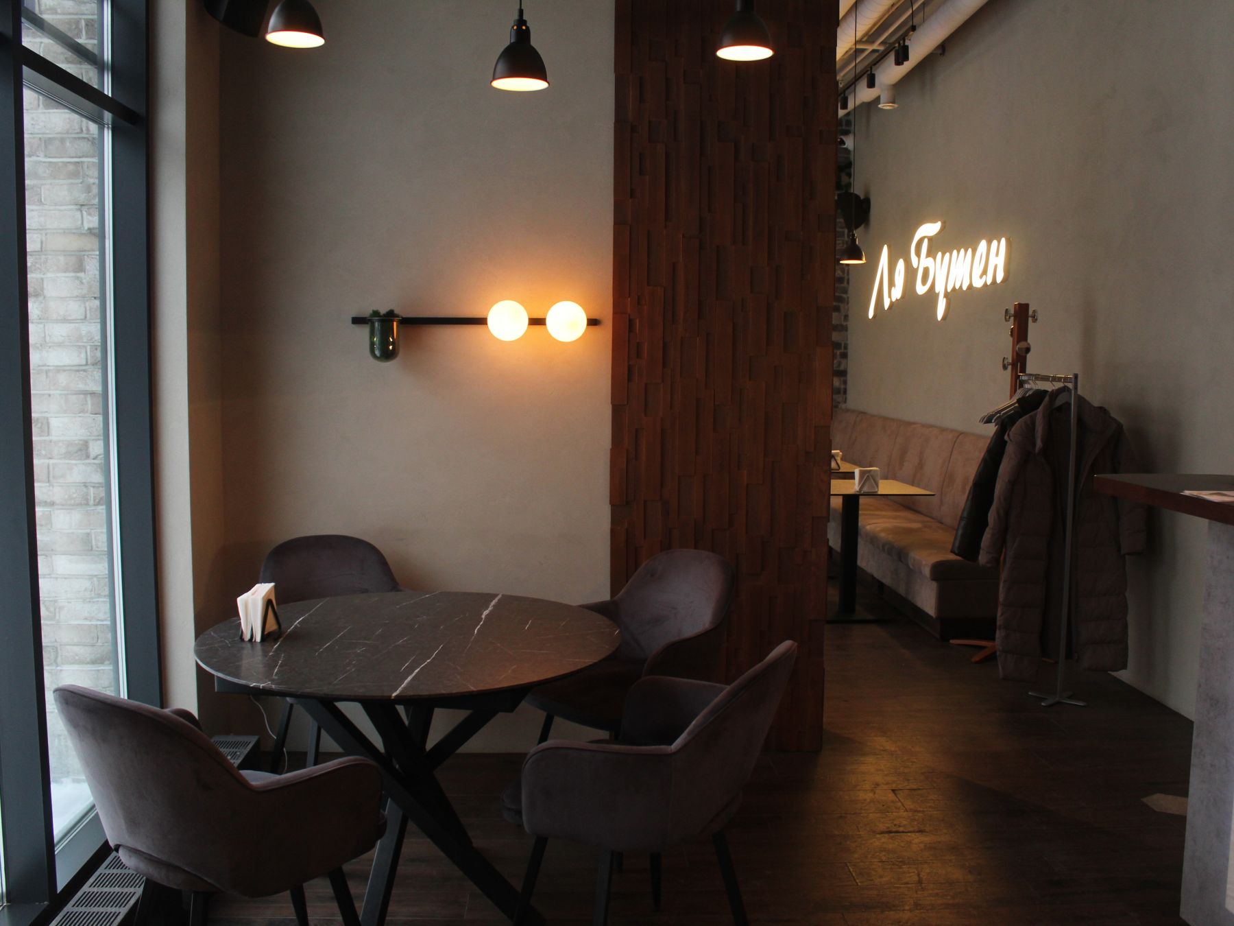 Мягкие диваны и кресла в кафе-баре